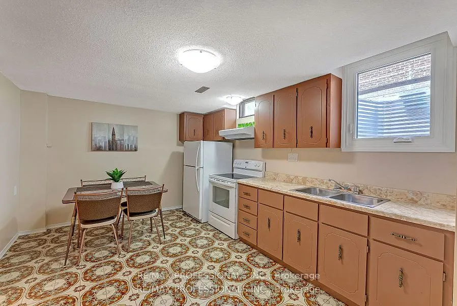 124 Panter Crescent #Lower
