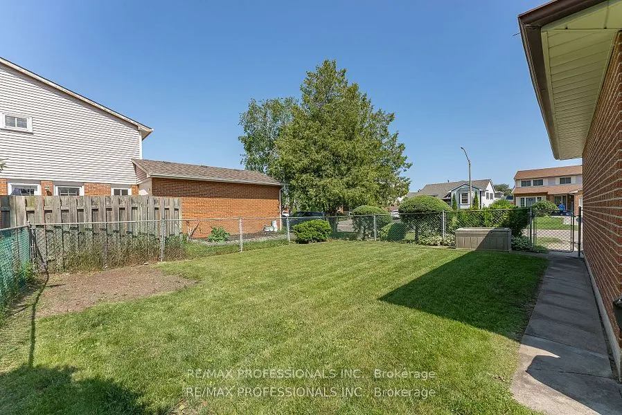 124 Panter Crescent #Lower