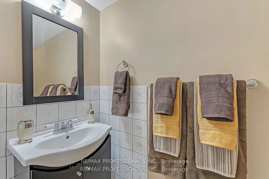 124 Panter Crescent #Lower
