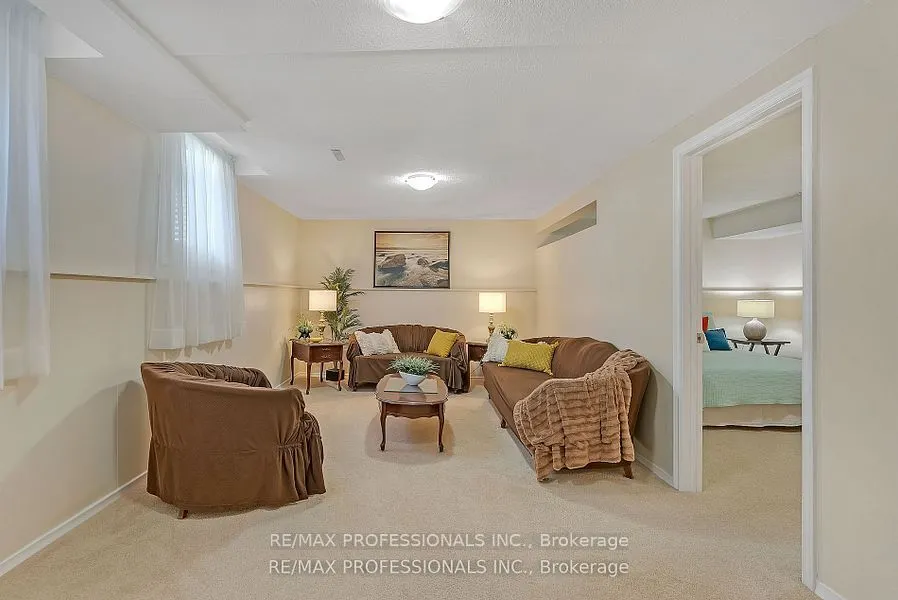 124 Panter Crescent #Lower