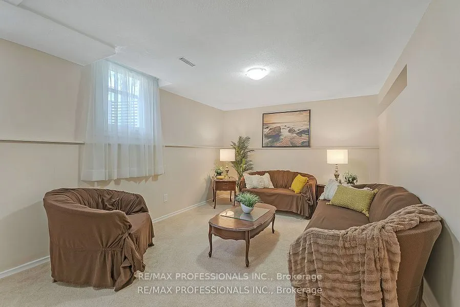 124 Panter Crescent #Lower