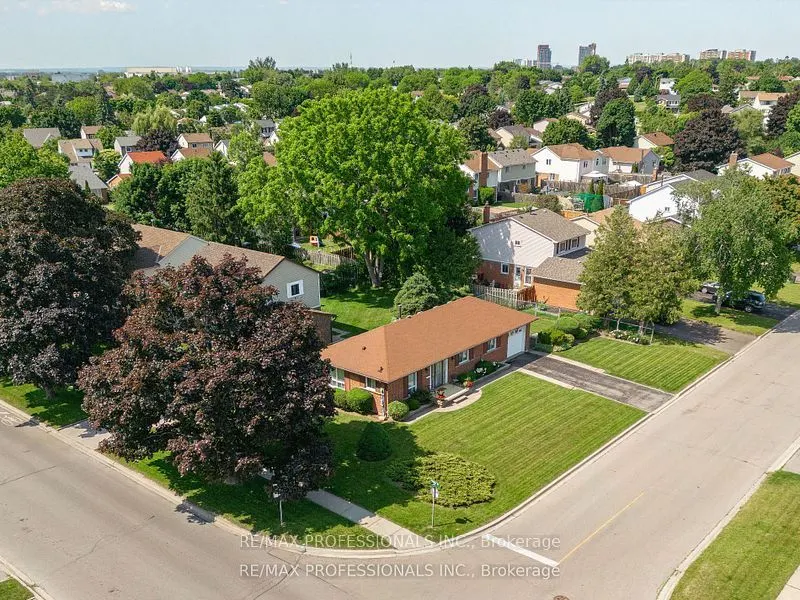 124 Panter Crescent #Lower