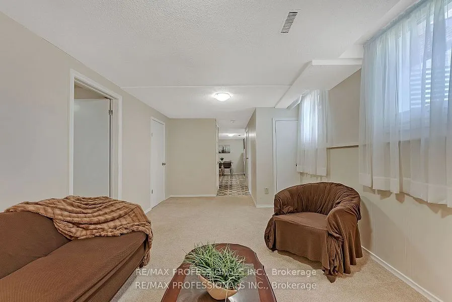 124 Panter Crescent #Lower