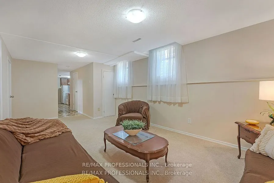 124 Panter Crescent #Lower