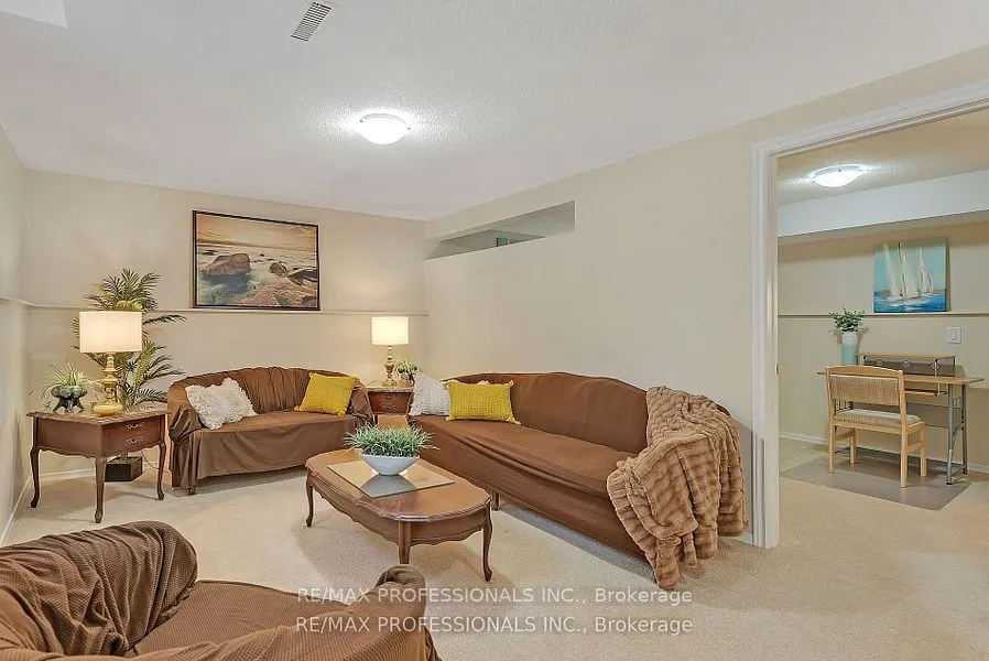 124 Panter Crescent #Lower