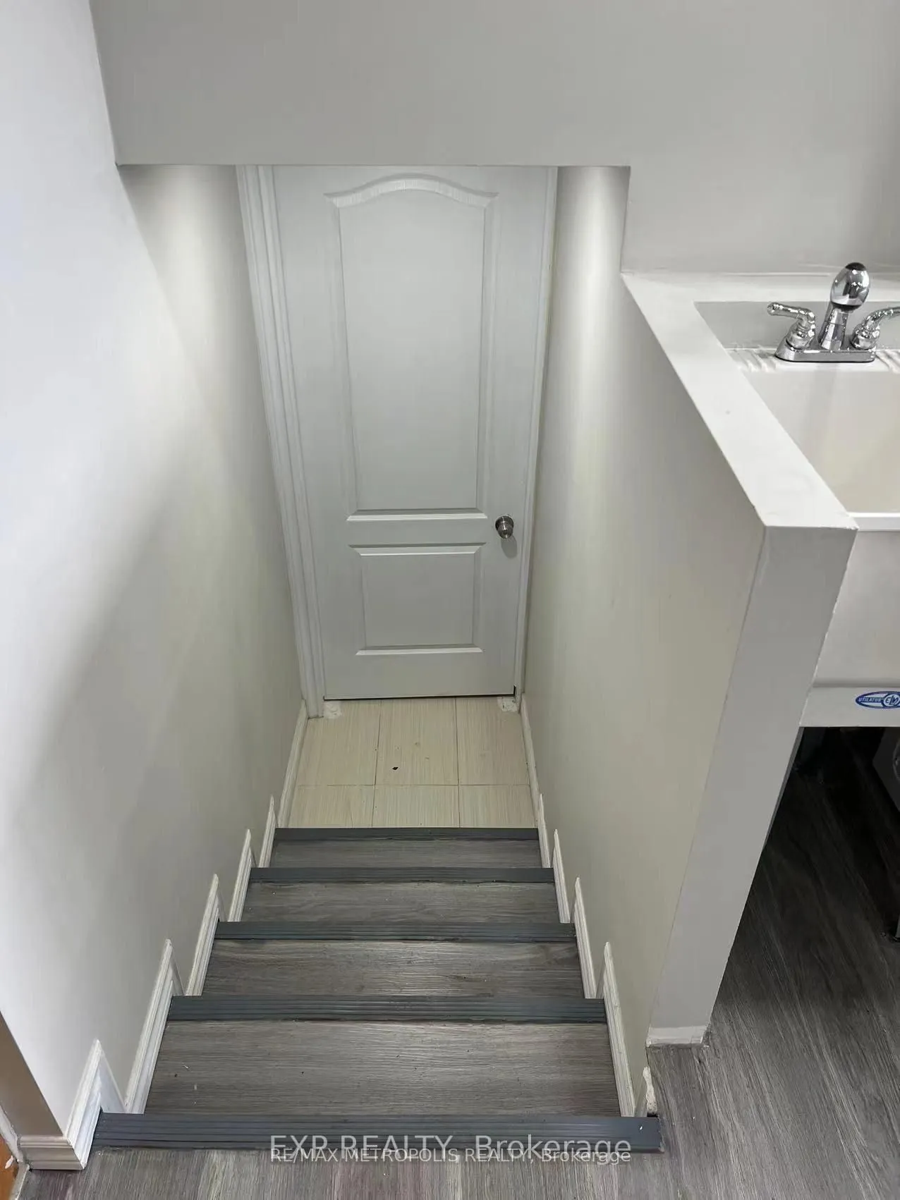6 Mid Pines Road #Bsmt