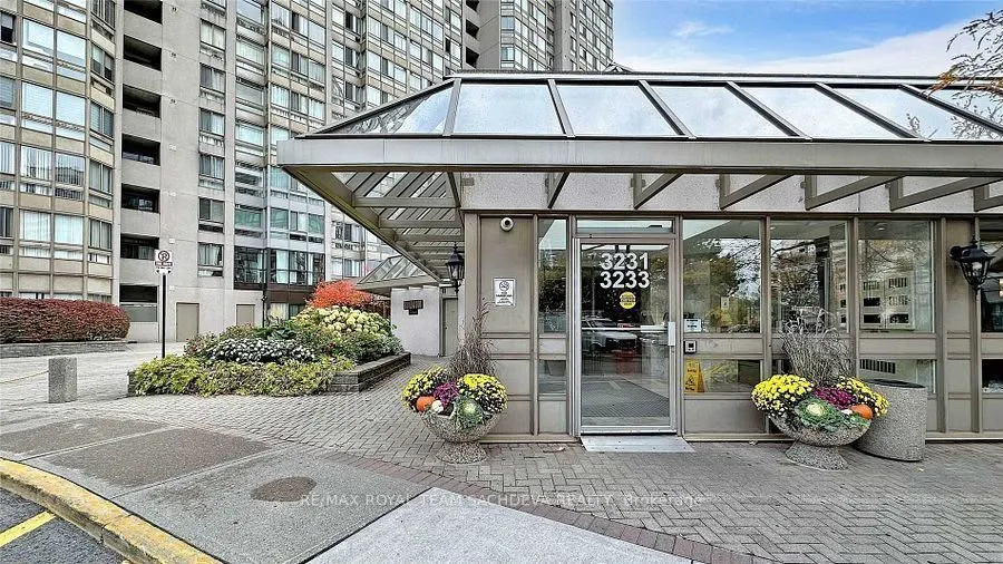 3233 Eglinton Avenue E #1611