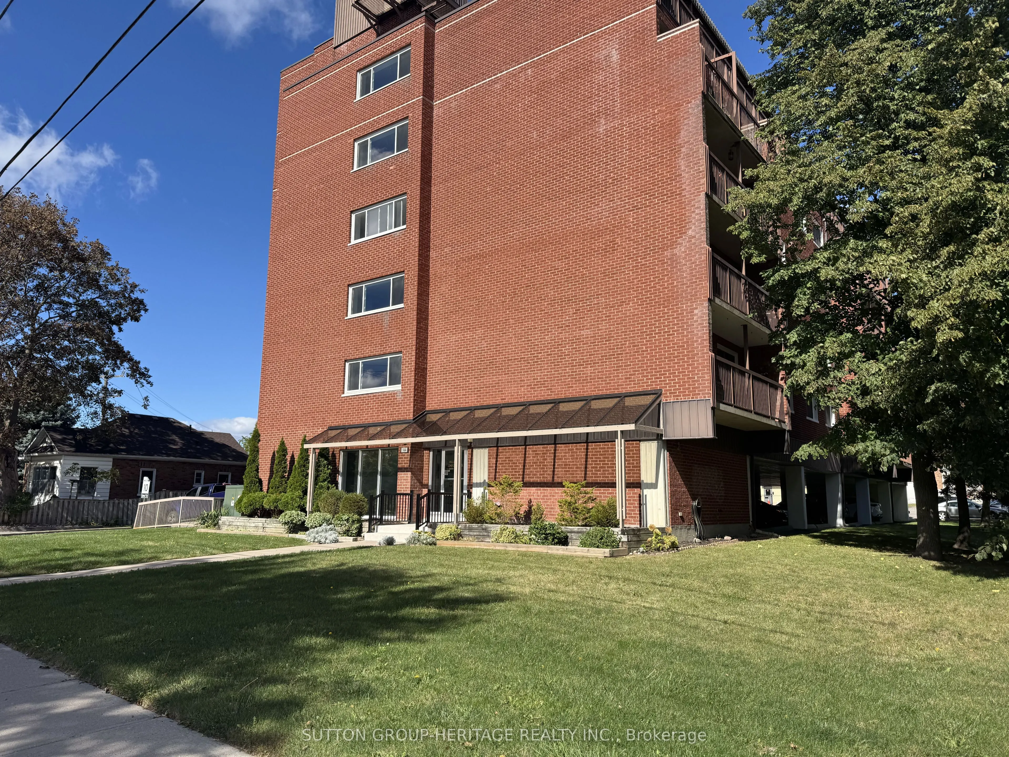 144 Queen Street W #403