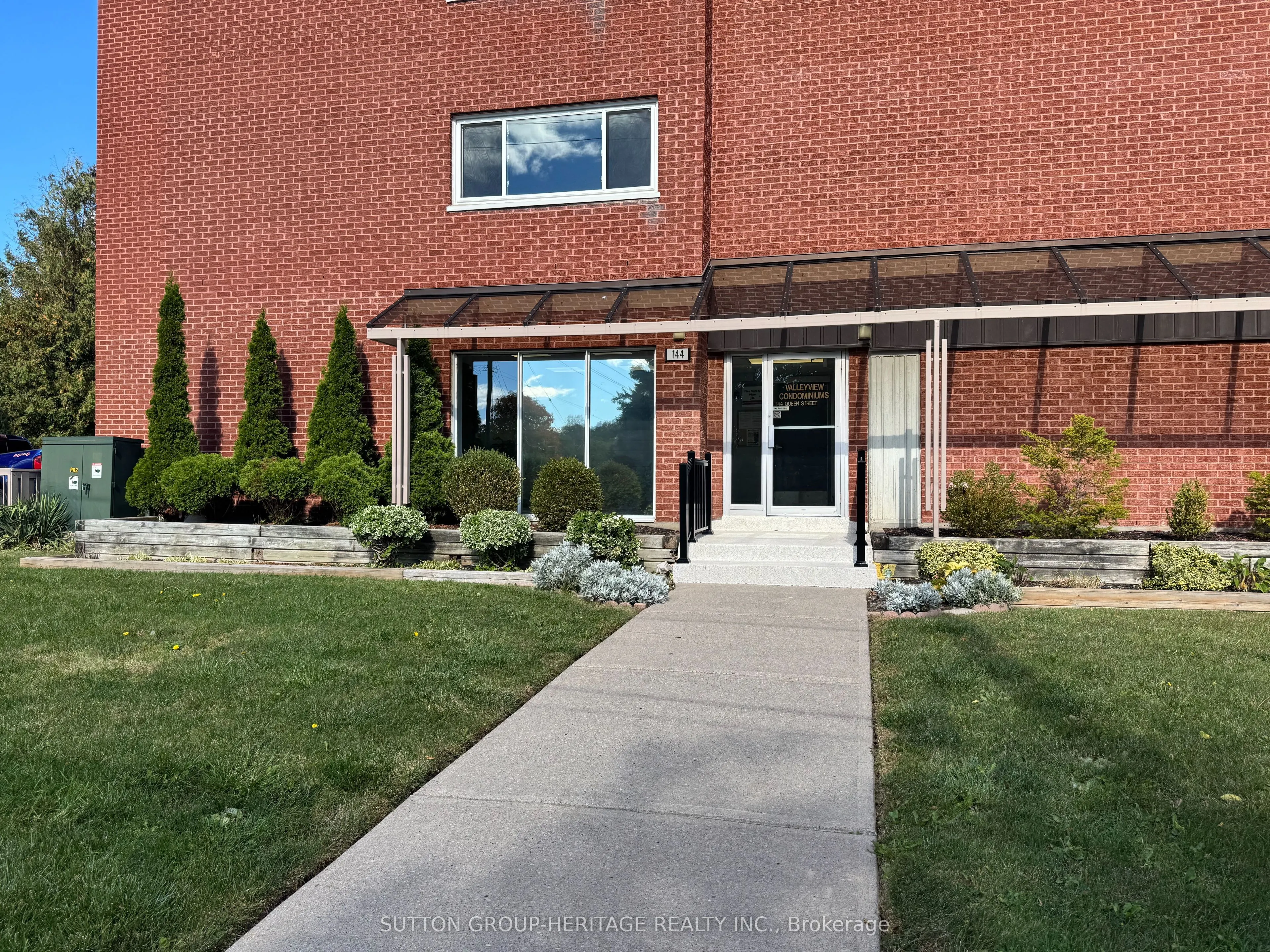 144 Queen Street W #403