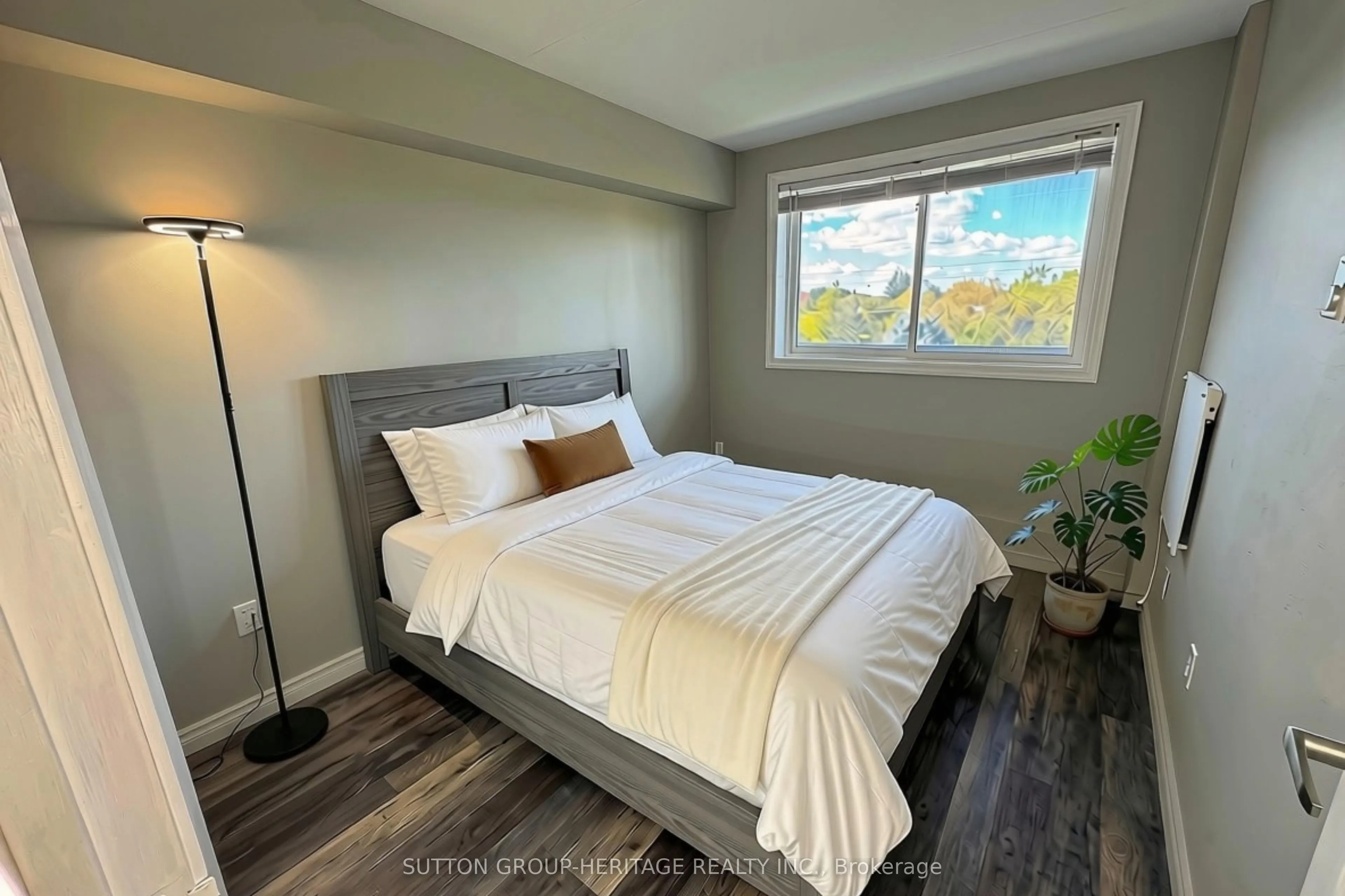 144 Queen Street W #403