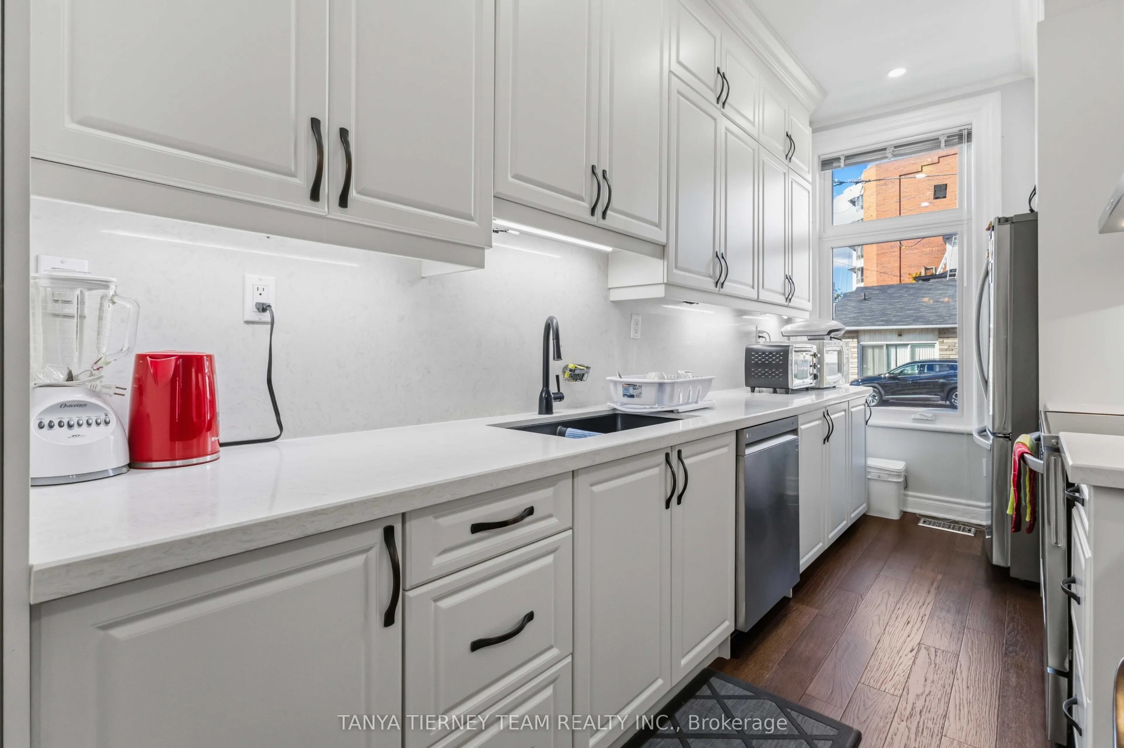 168 Centre Street S