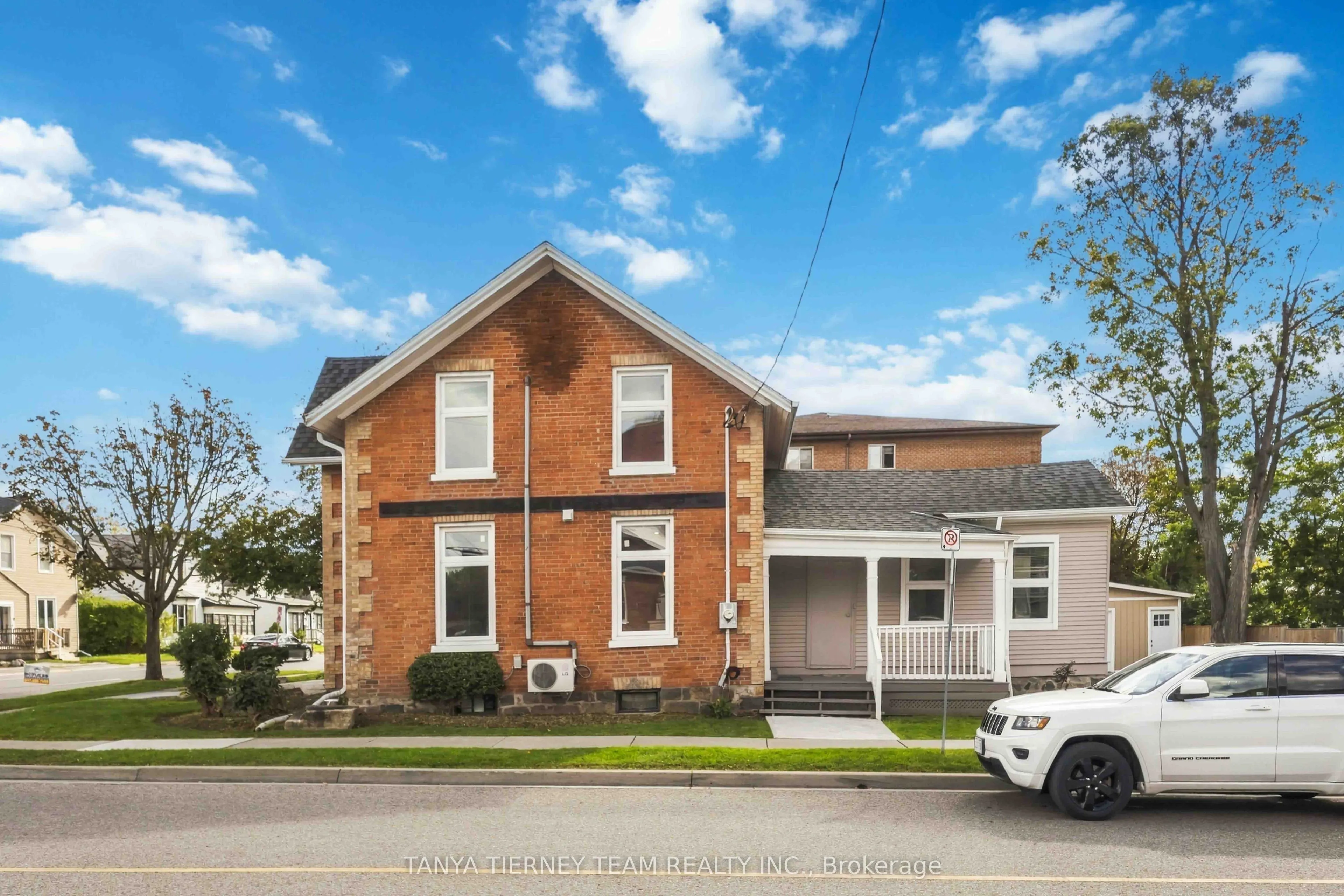 168 Centre Street S