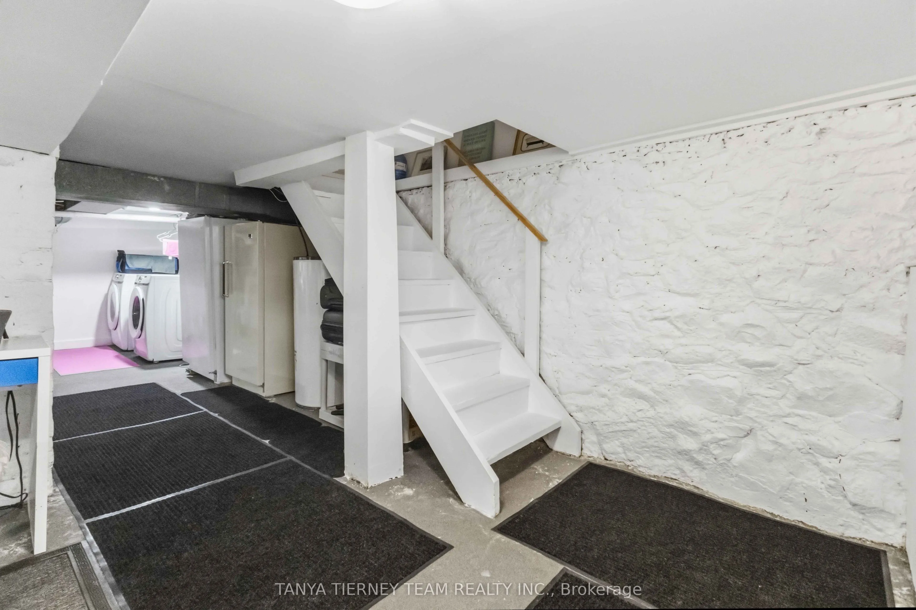 168 Centre Street S