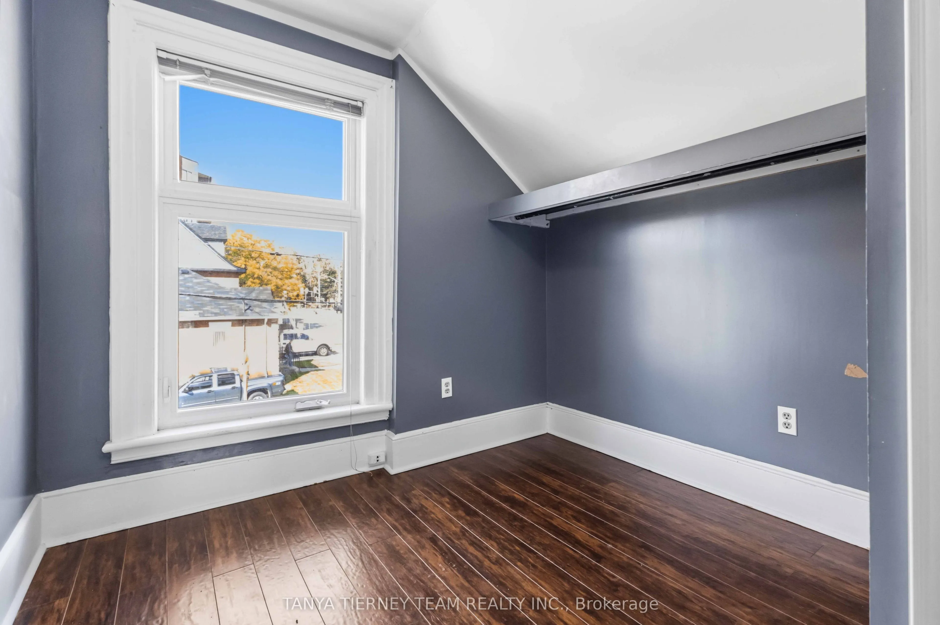 168 Centre Street S