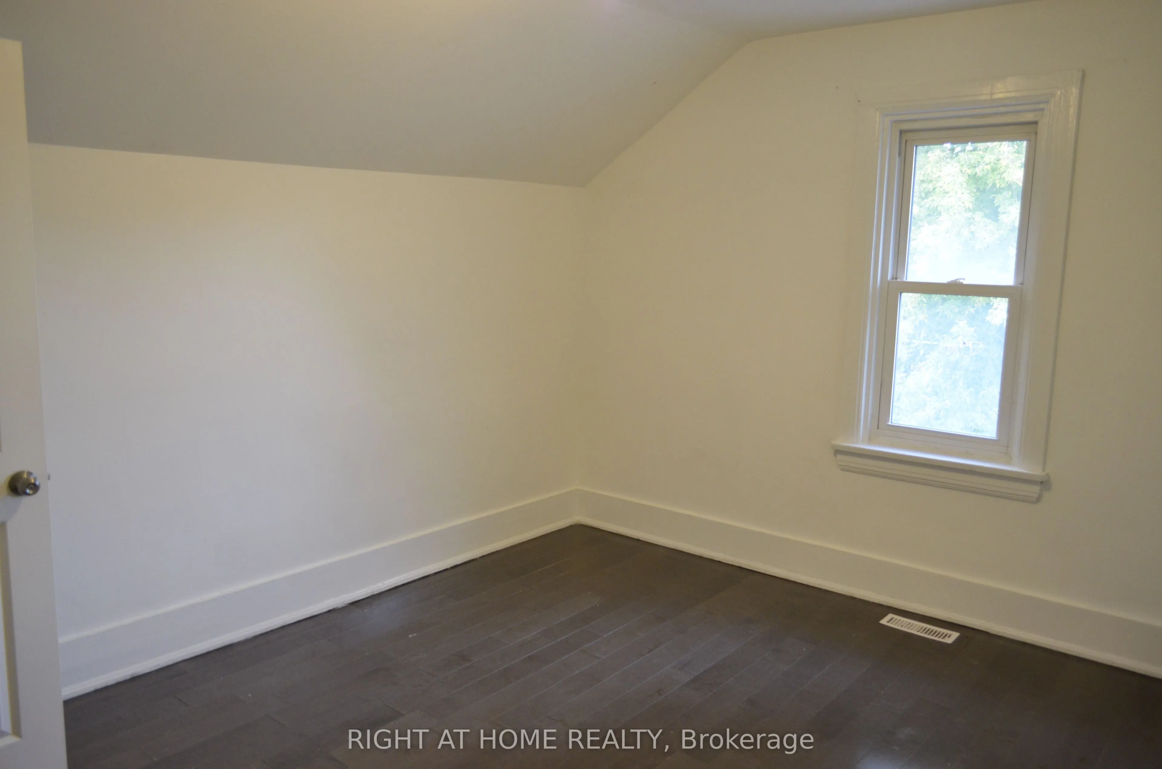 188 Adelaide Avenue E
