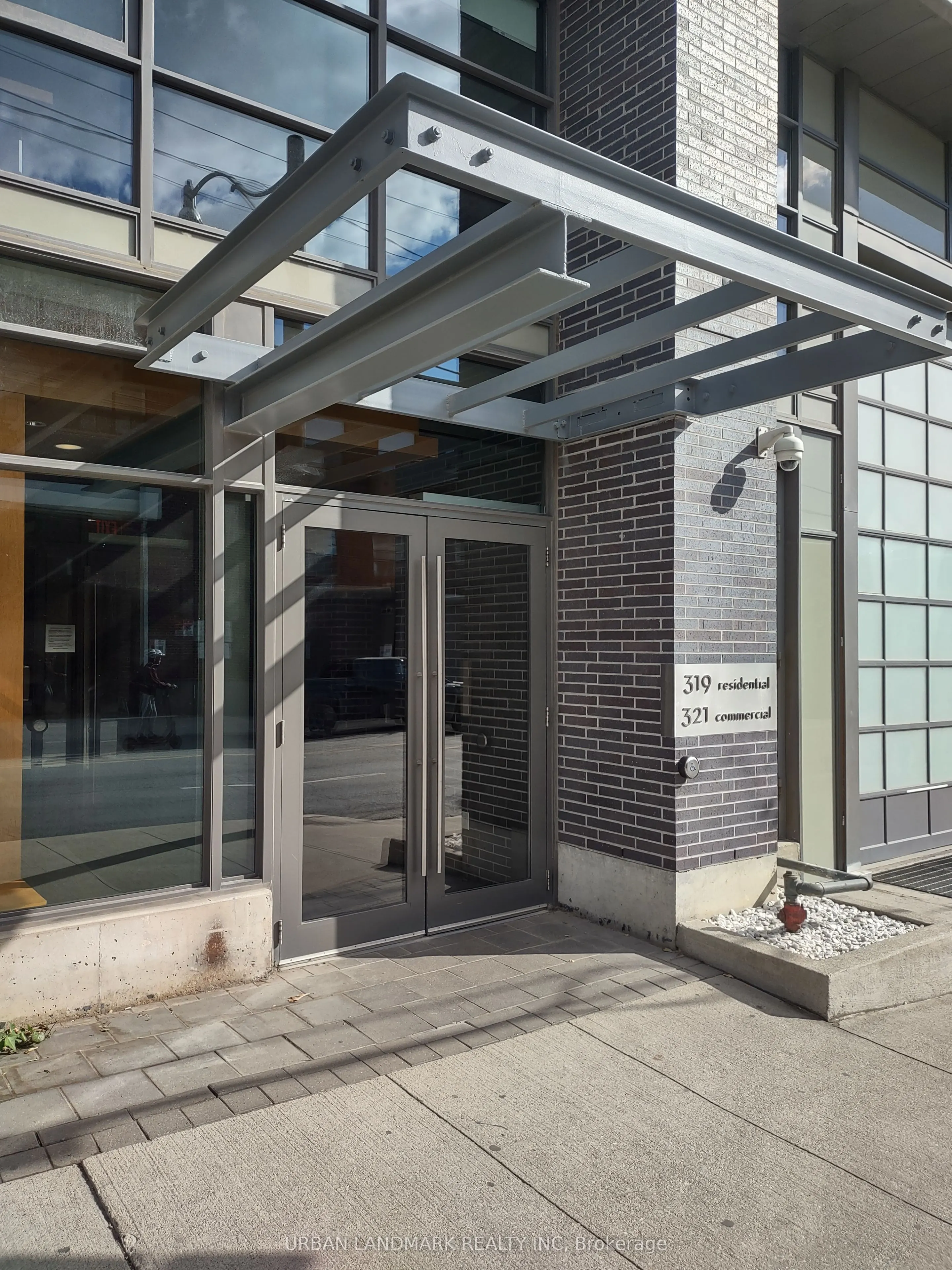 321 Carlaw Avenue #206