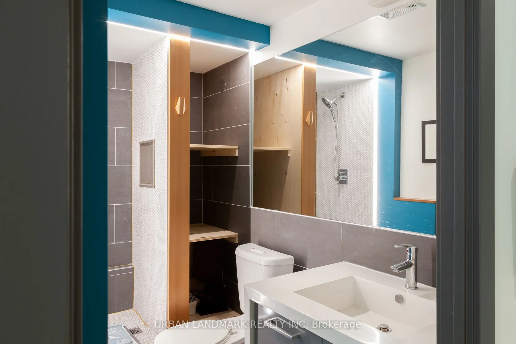321 Carlaw Avenue #206