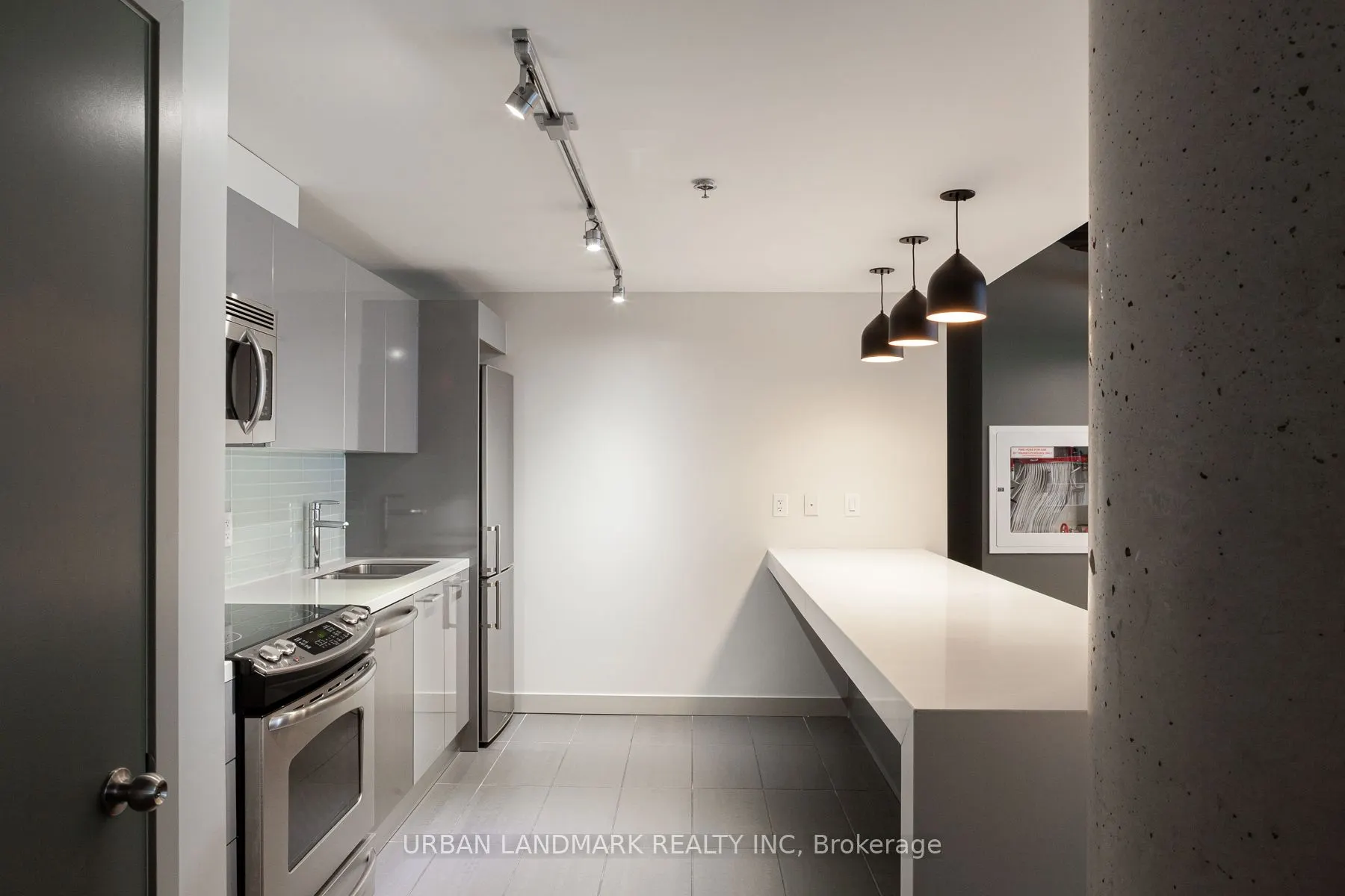 321 Carlaw Avenue #206
