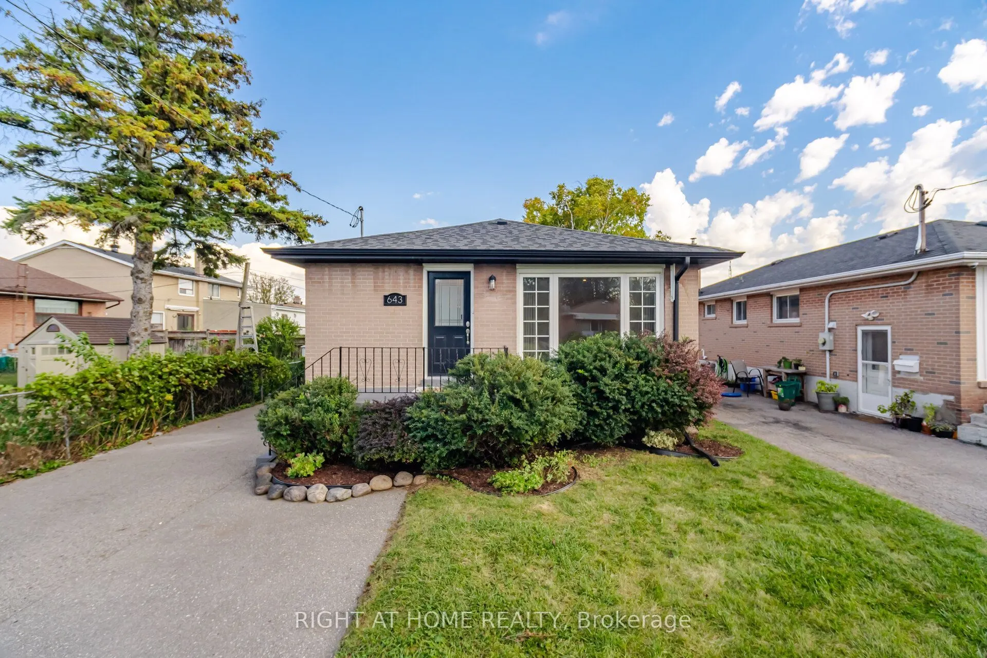 643 Perry Crescent