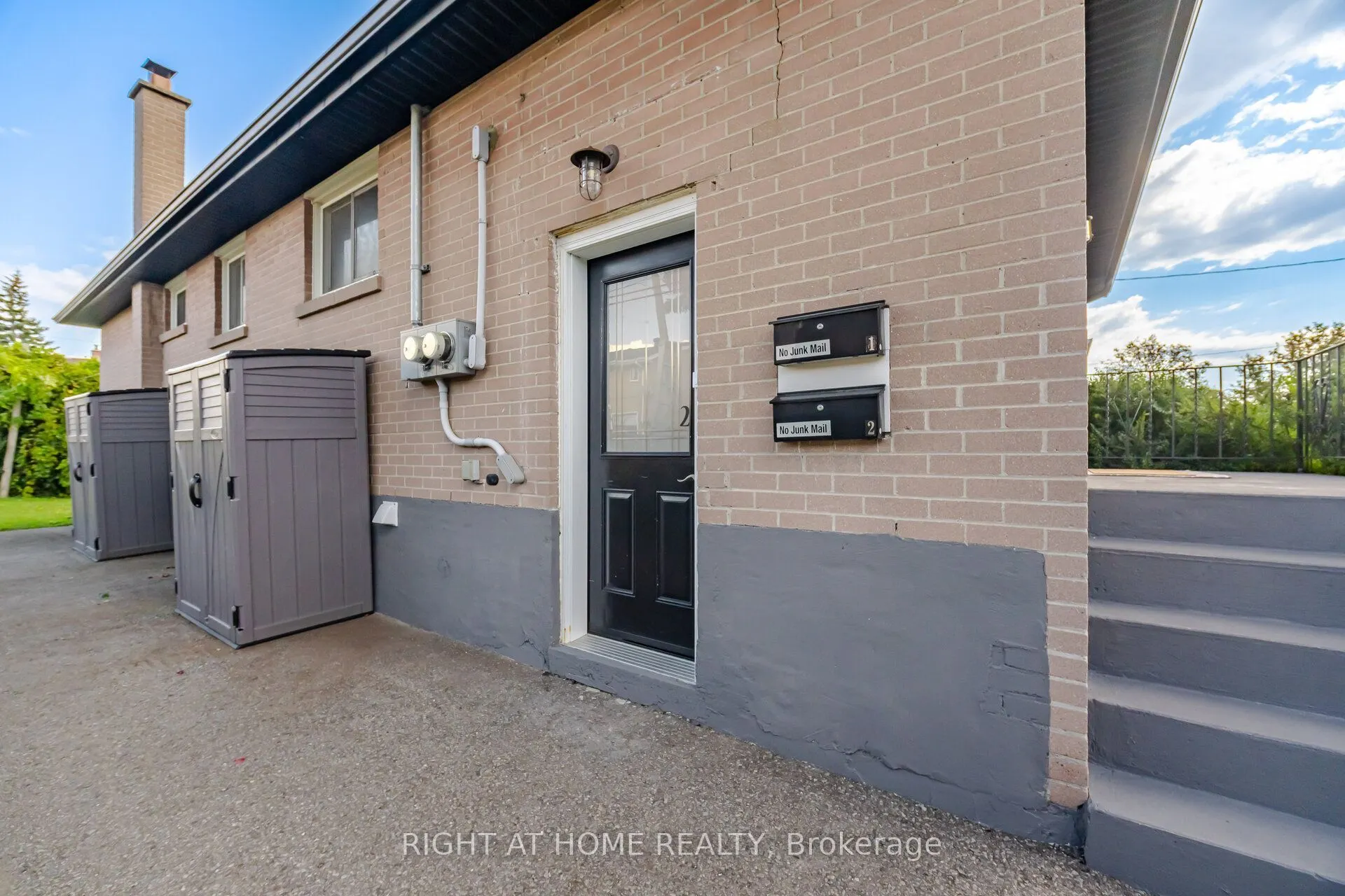 643 Perry Crescent
