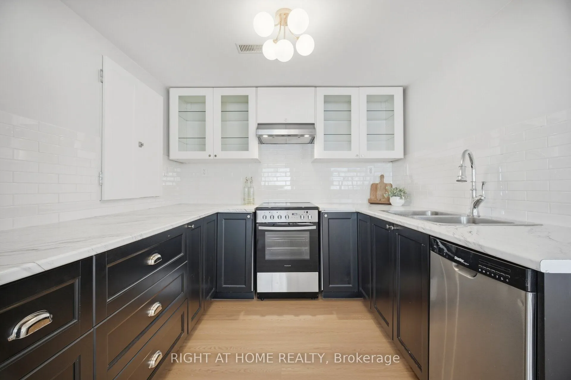 643 Perry Crescent