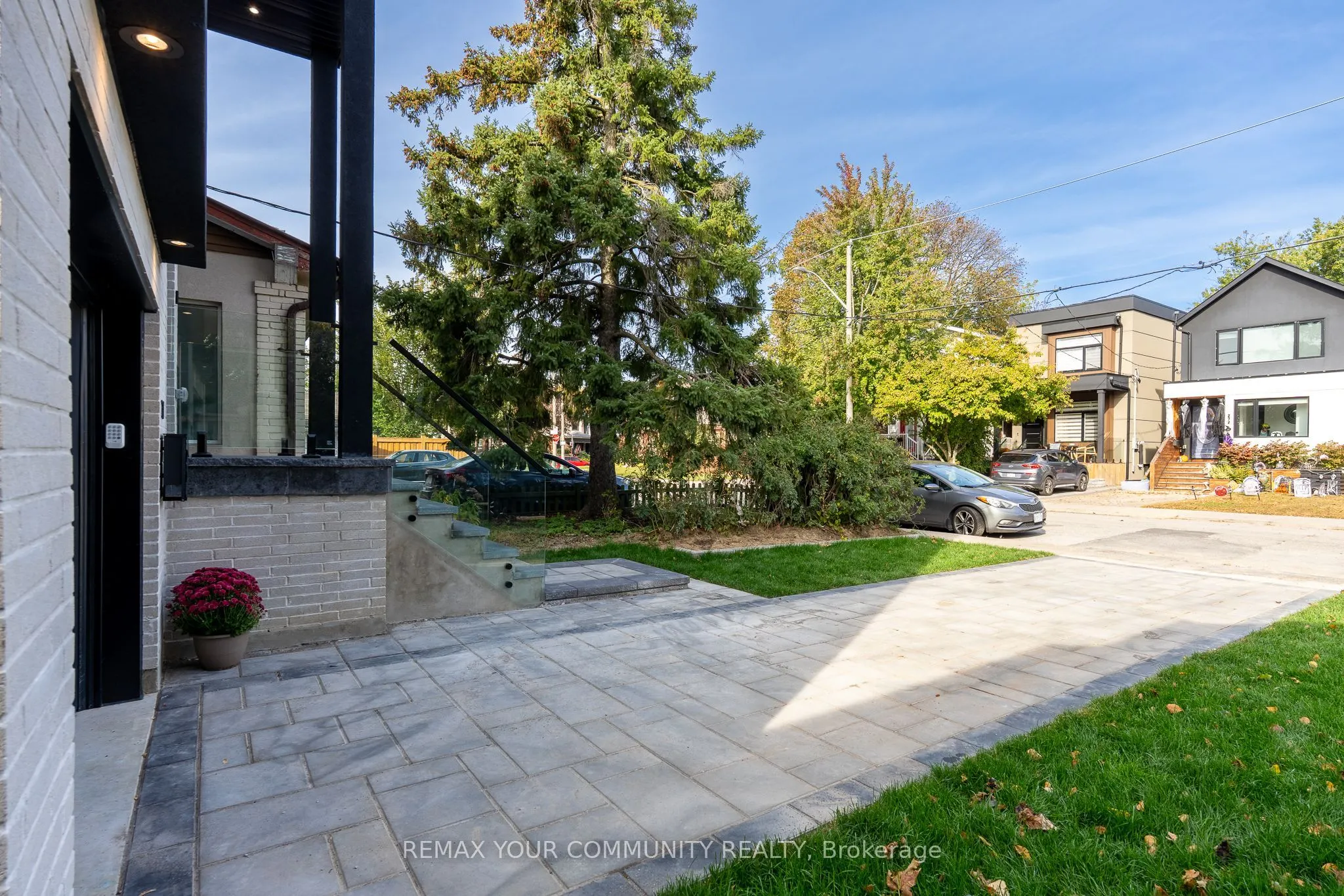 281 Queensdale Avenue