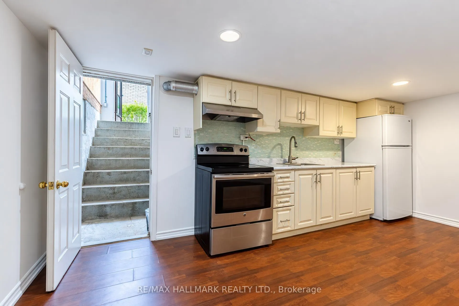 14 Saunders Road