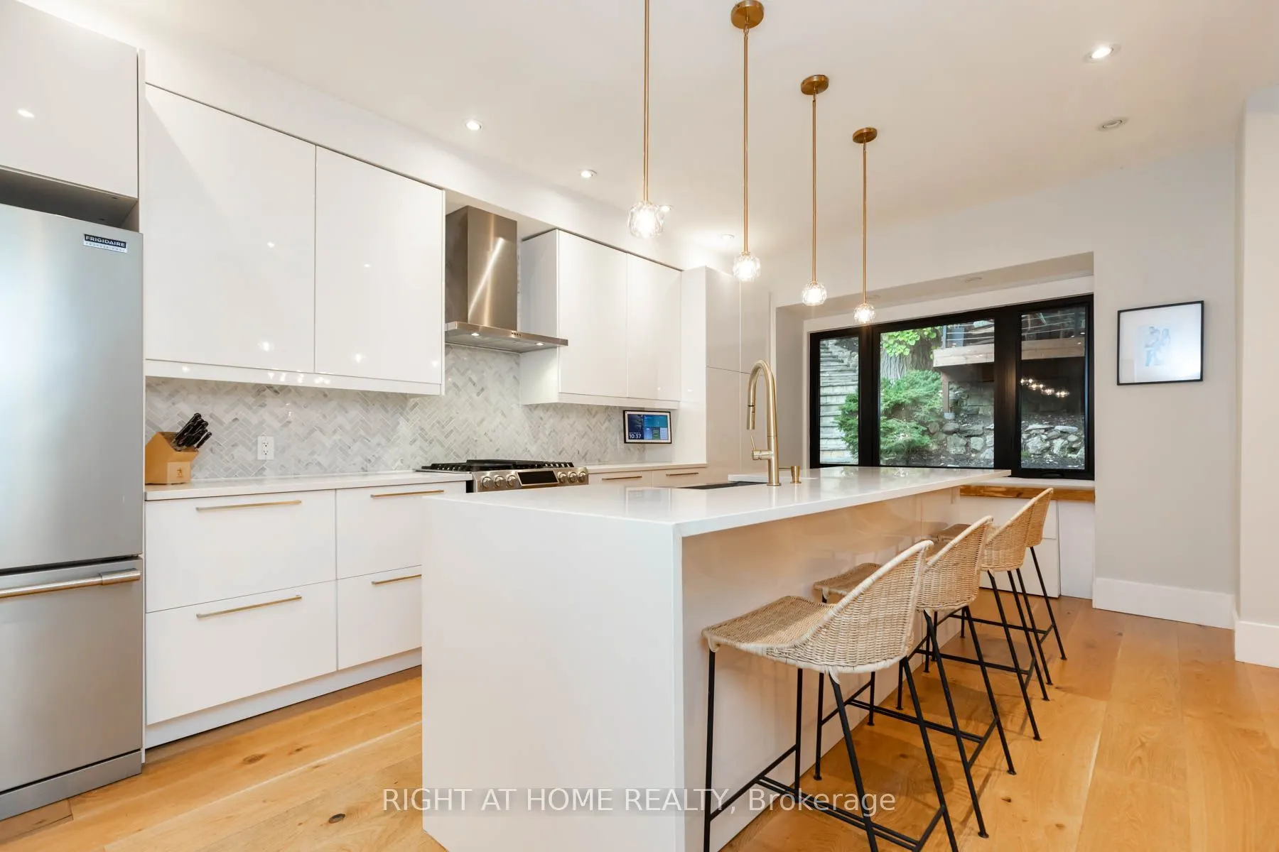 16 Pine Crescent