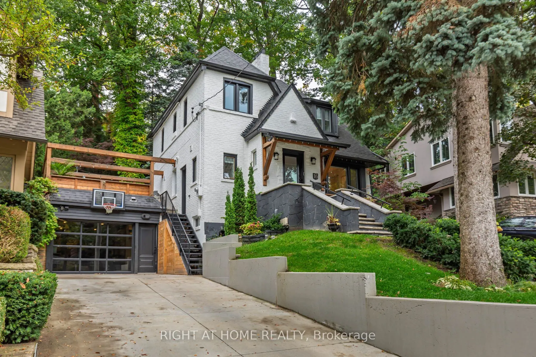 16 Pine Crescent
