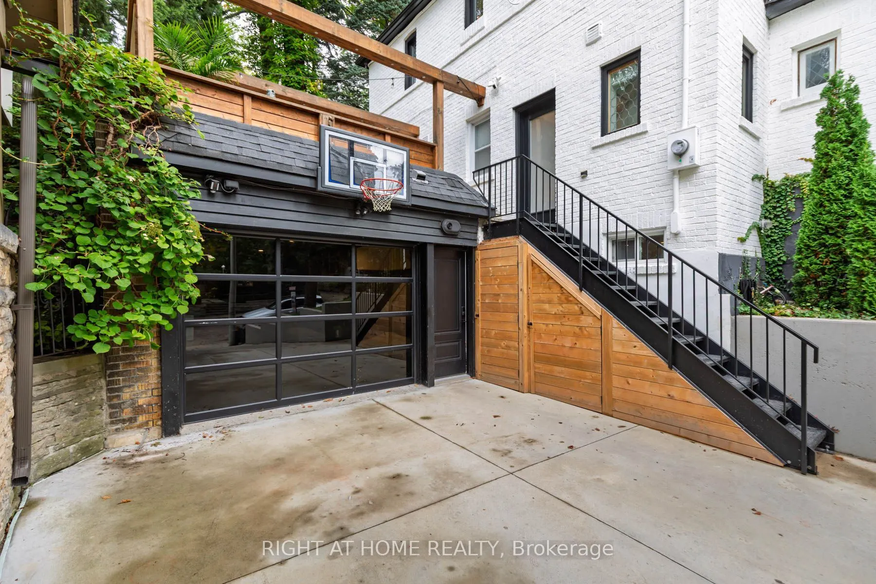 16 Pine Crescent