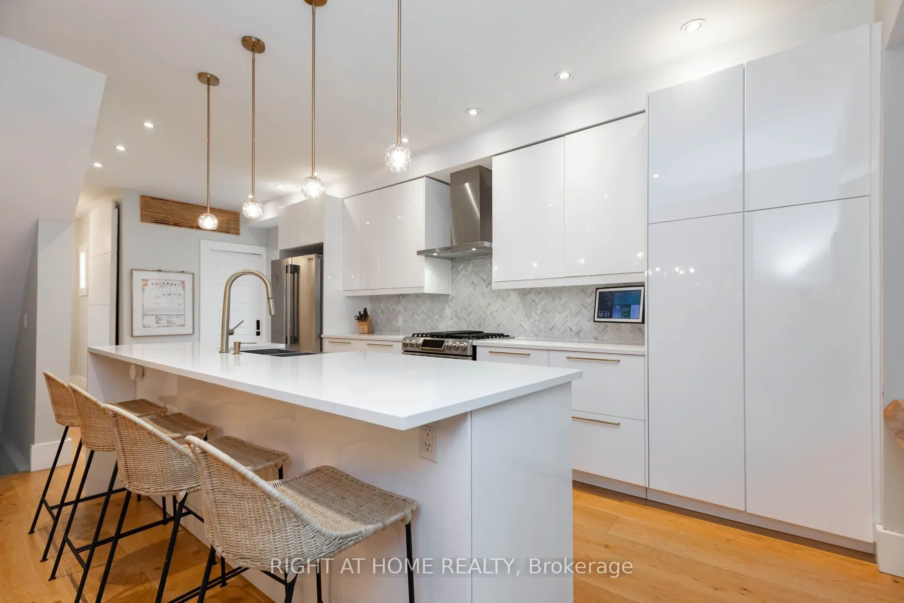16 Pine Crescent