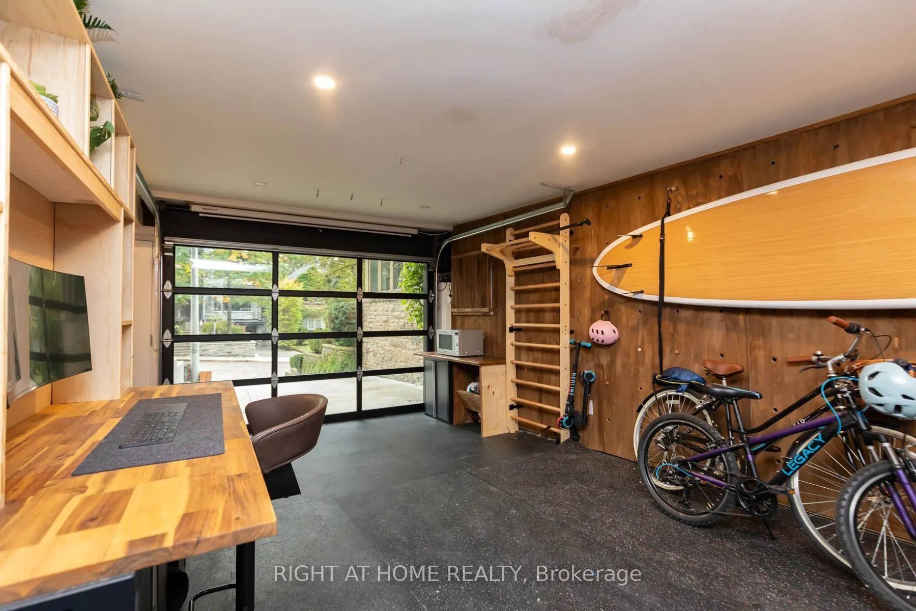 16 Pine Crescent