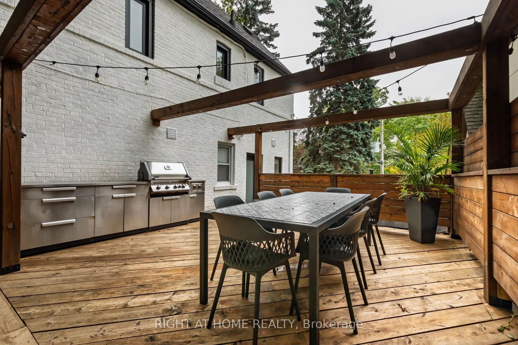 16 Pine Crescent