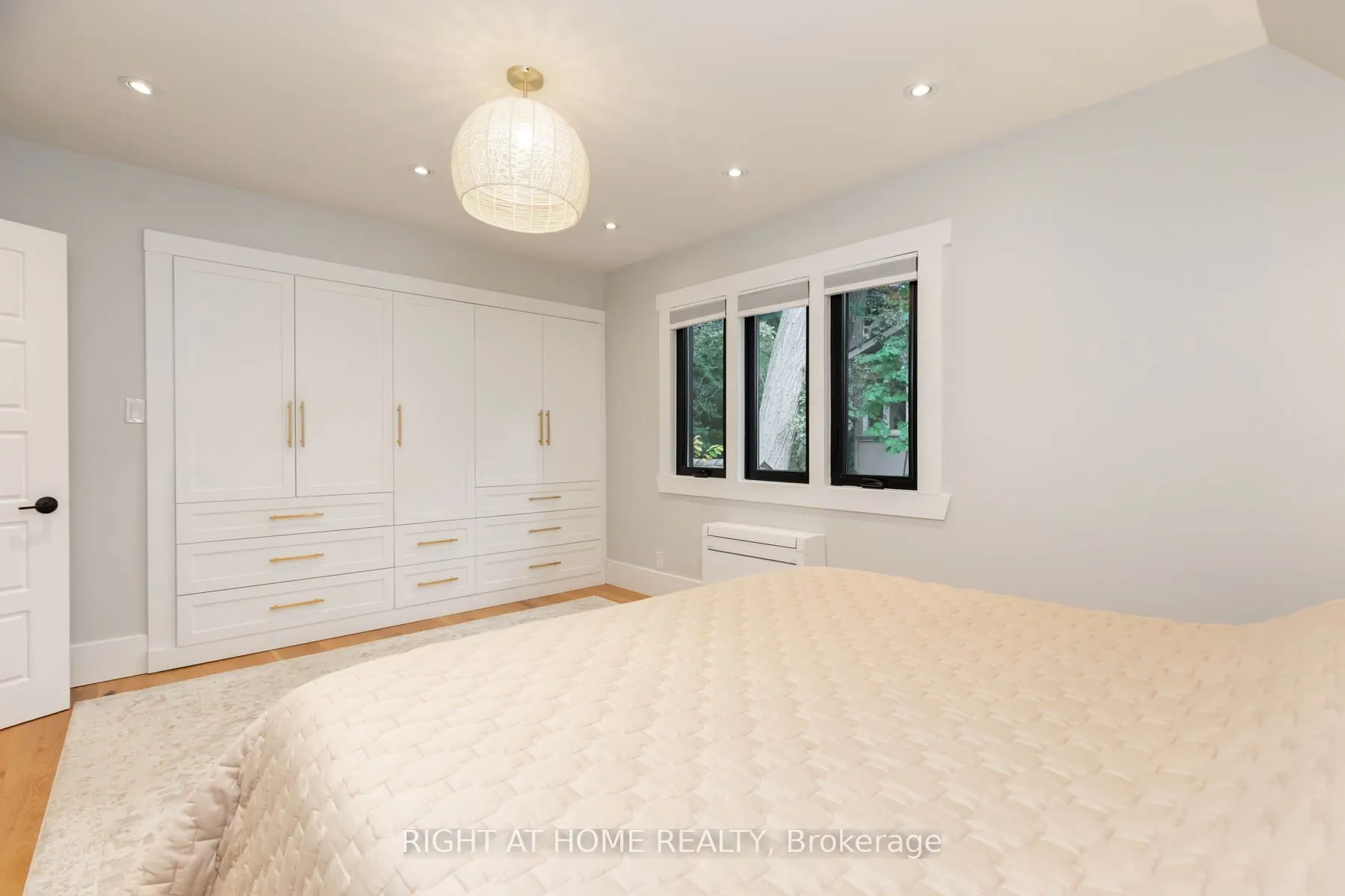 16 Pine Crescent