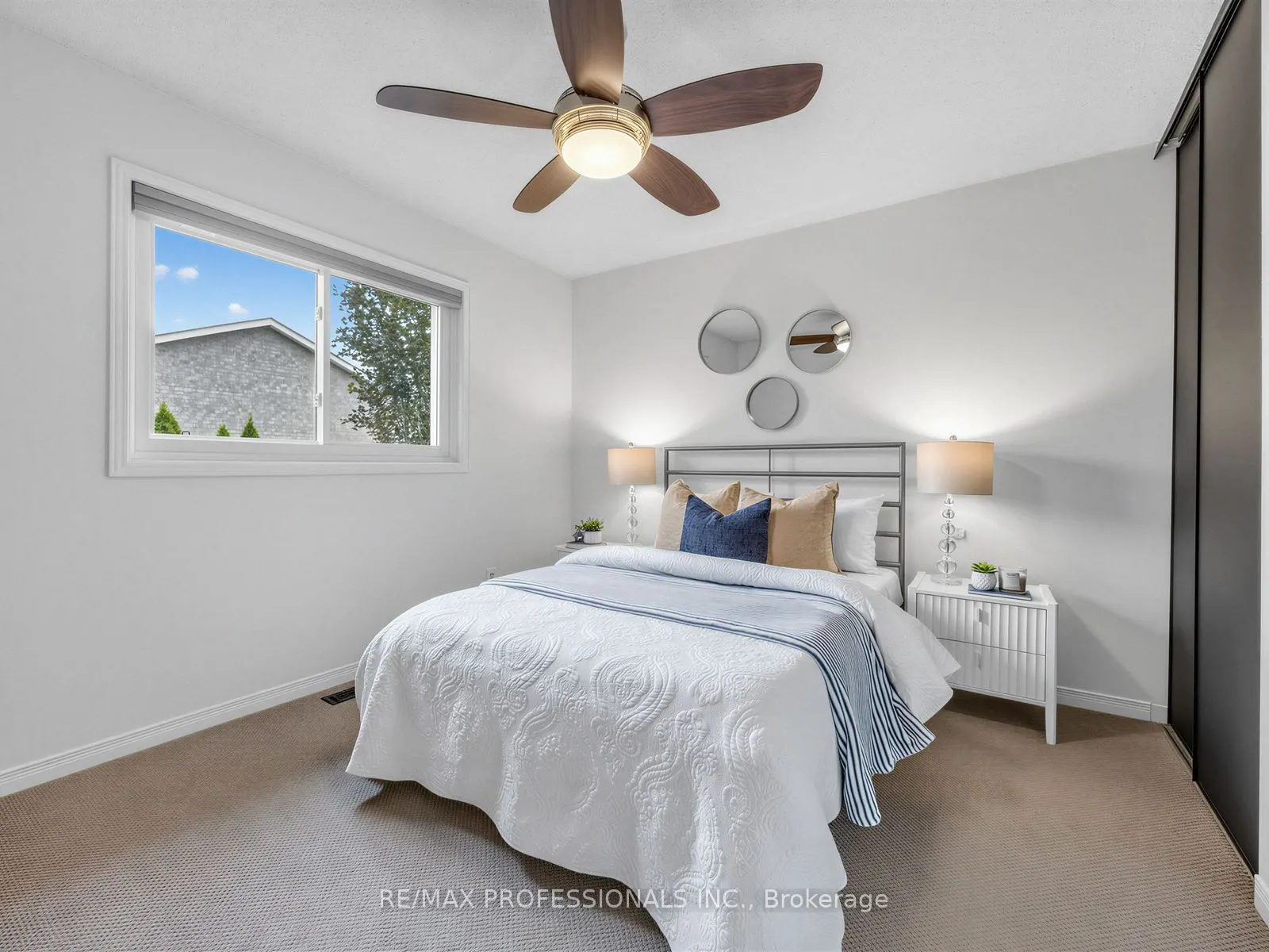 1025 Moorelands Crescent