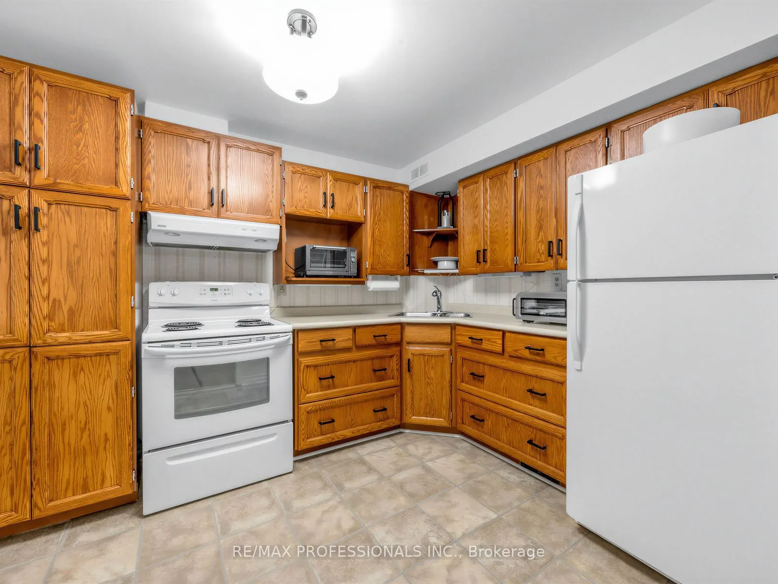 1025 Moorelands Crescent
