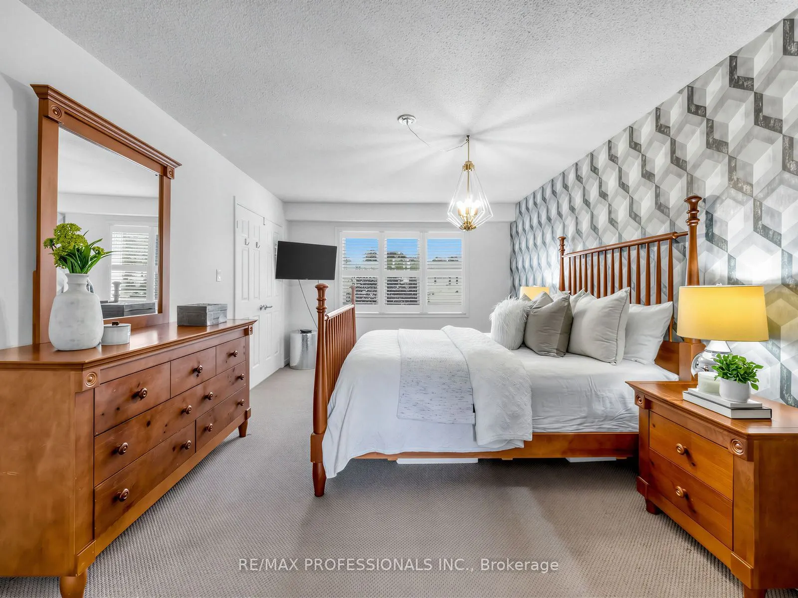 1025 Moorelands Crescent