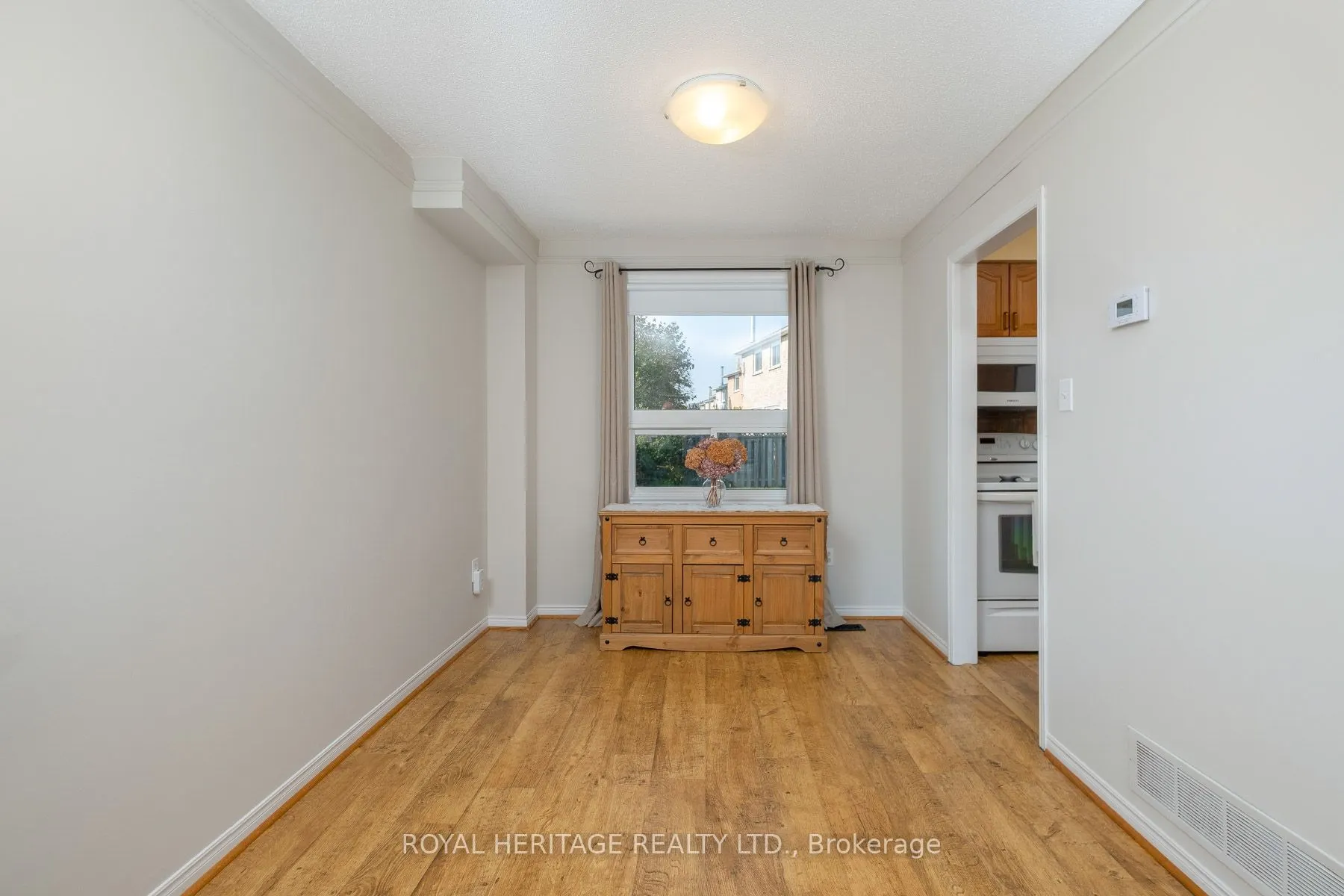 8 Dakin Drive