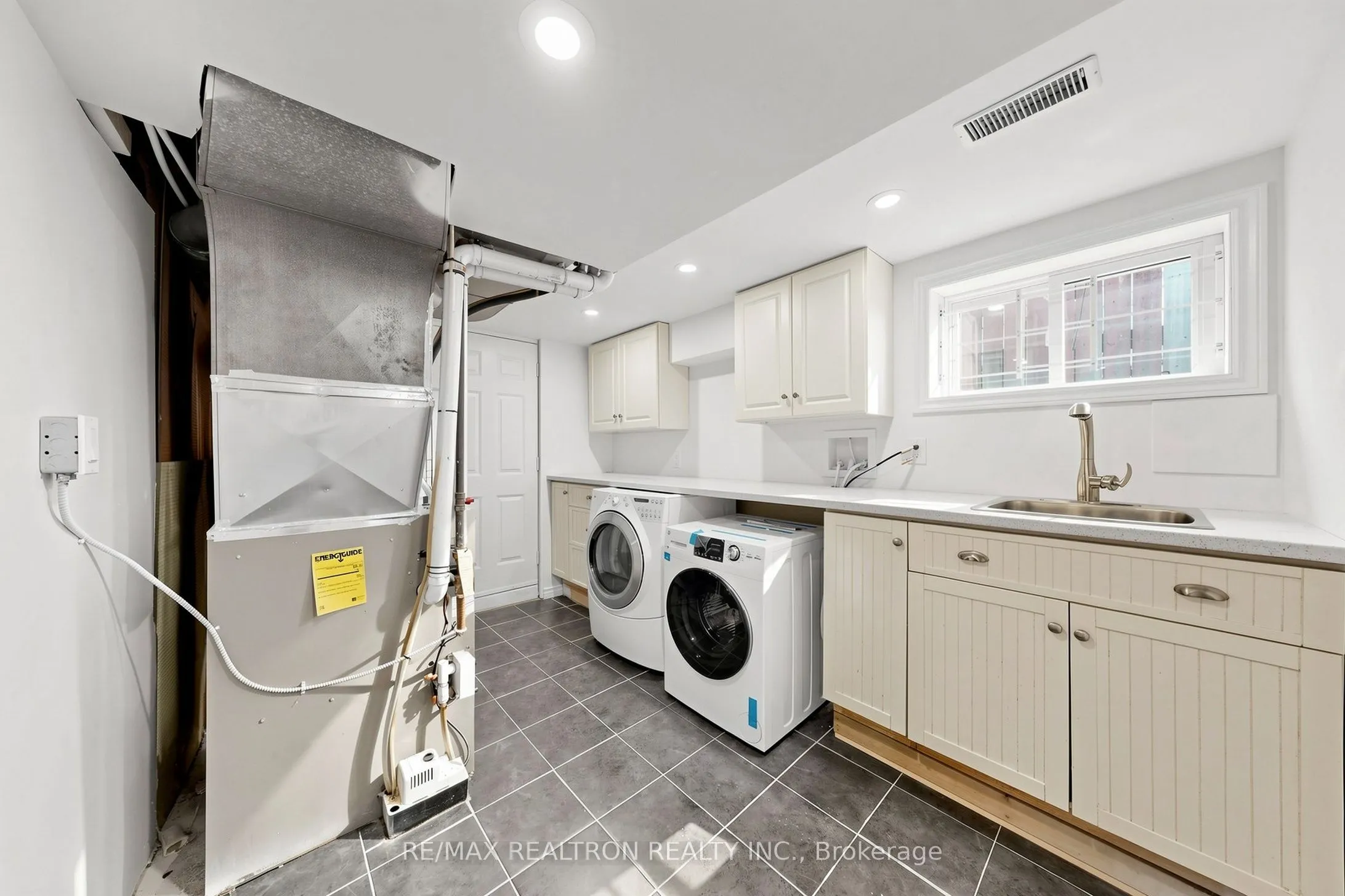 98 Thorncliffe Street