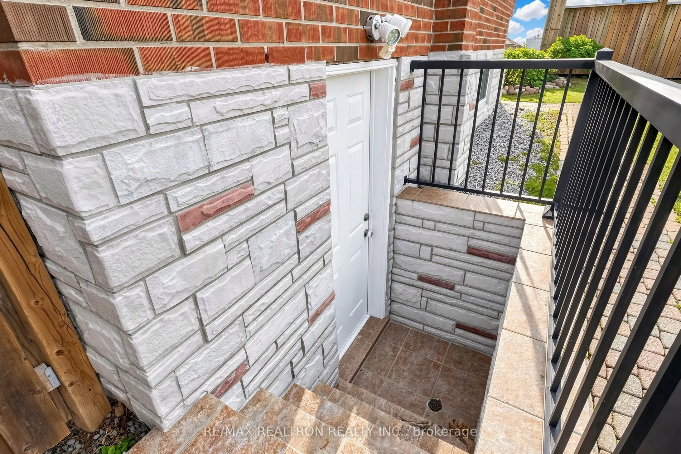 98 Thorncliffe Street