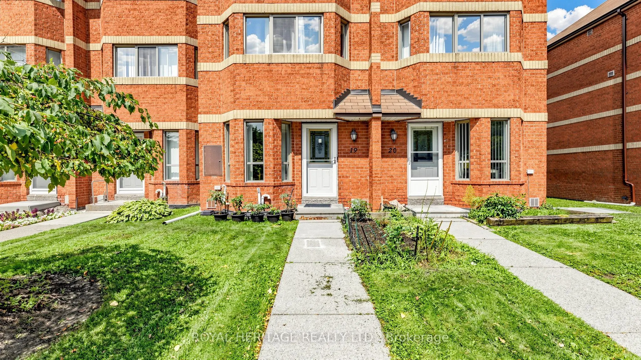 2472 Eglinton Avenue E #Th 19