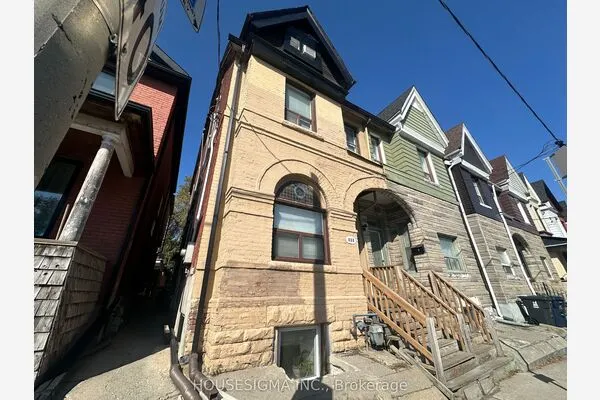 888 Dundas Street E