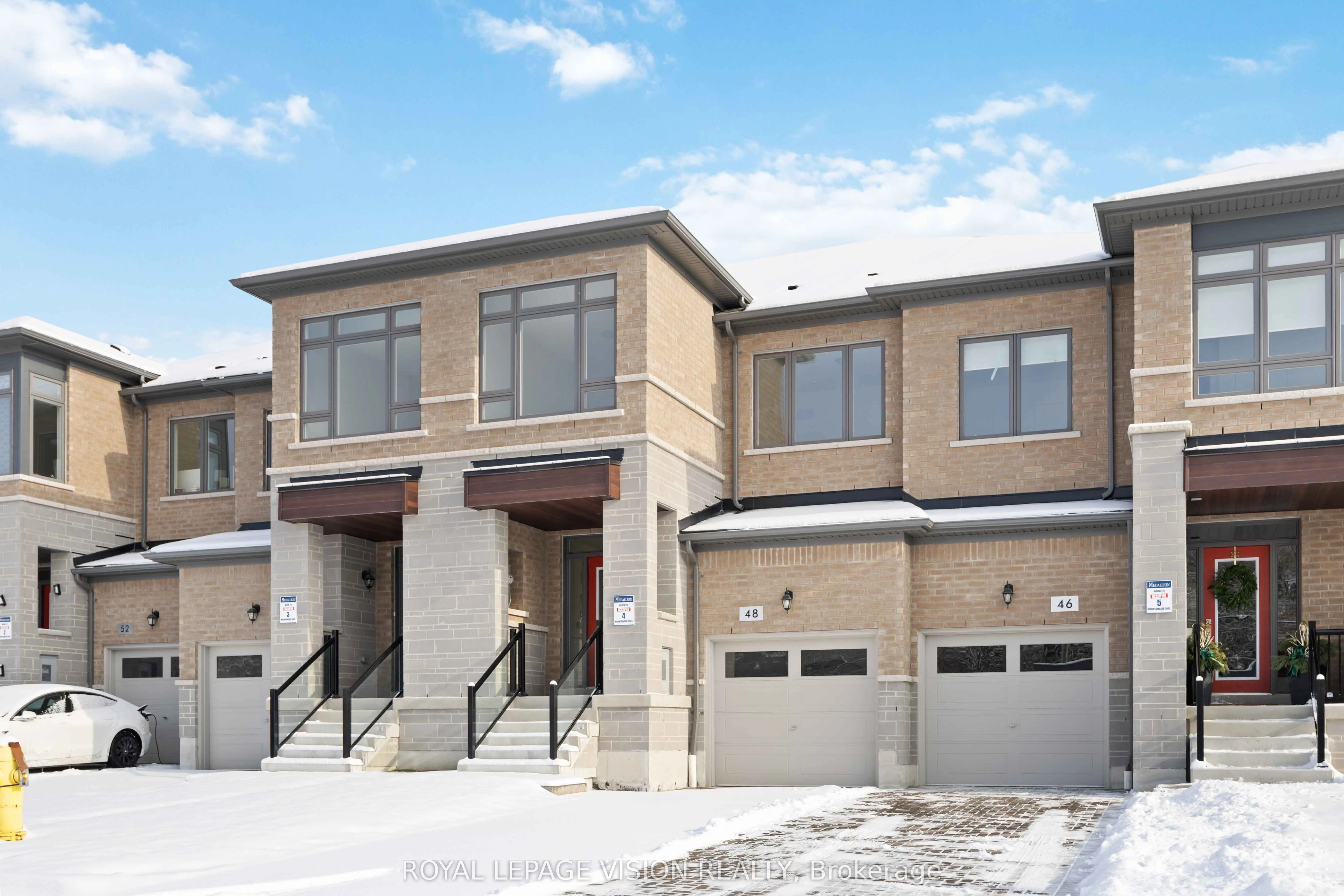 48 Mountainside Crescent