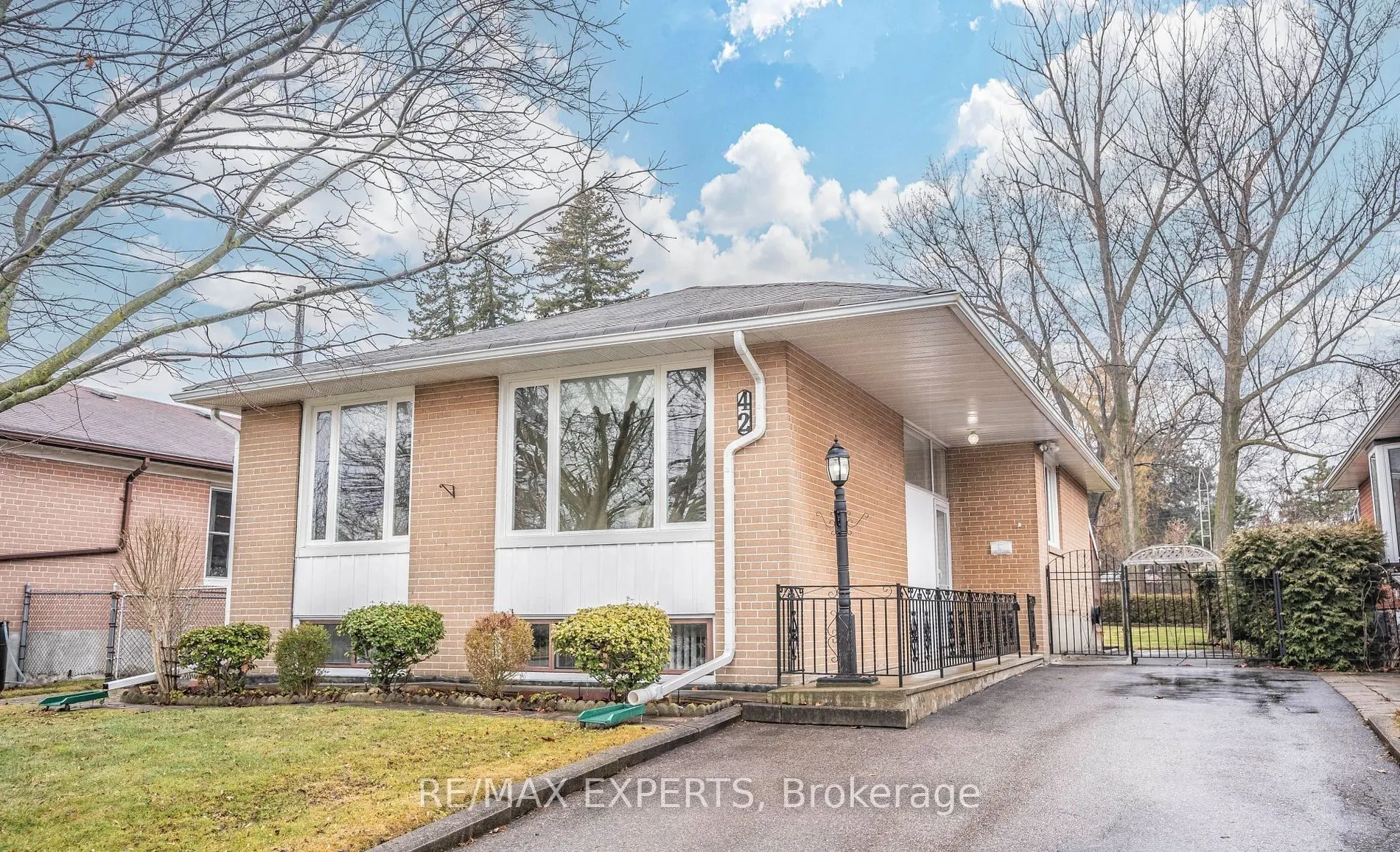 42 Mossbank Drive #LOWER