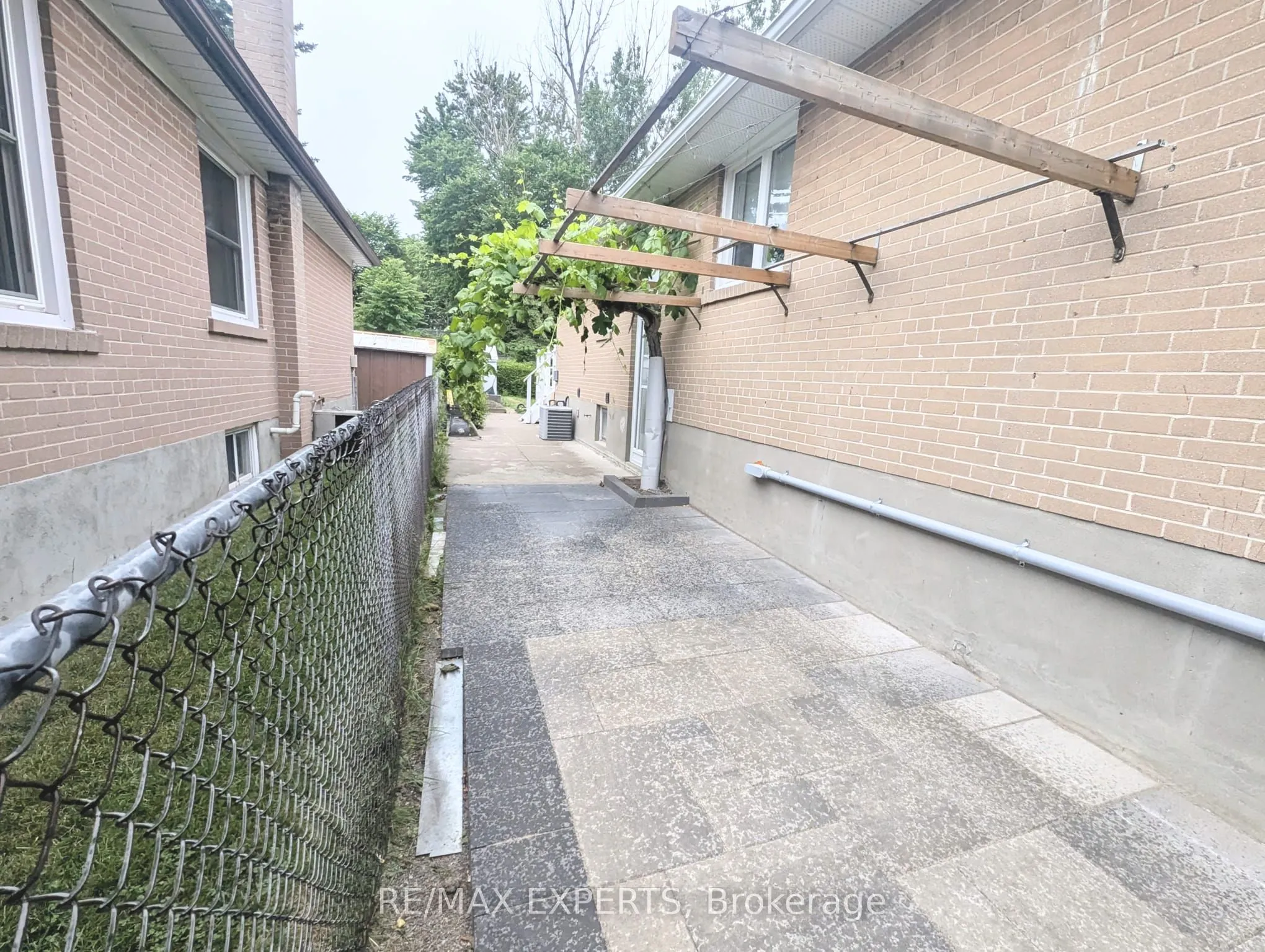 42 Mossbank Drive #LOWER