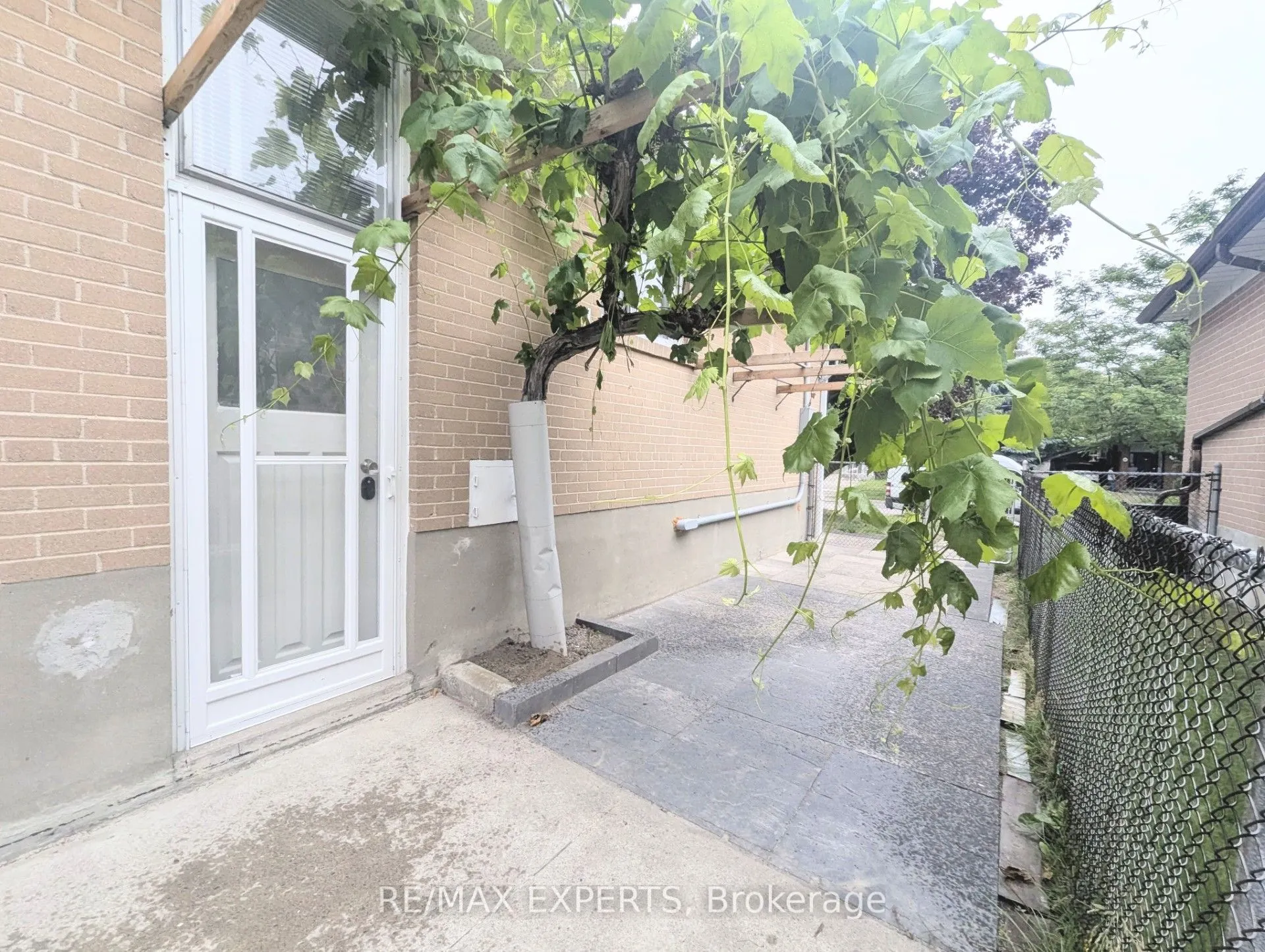 42 Mossbank Drive #LOWER