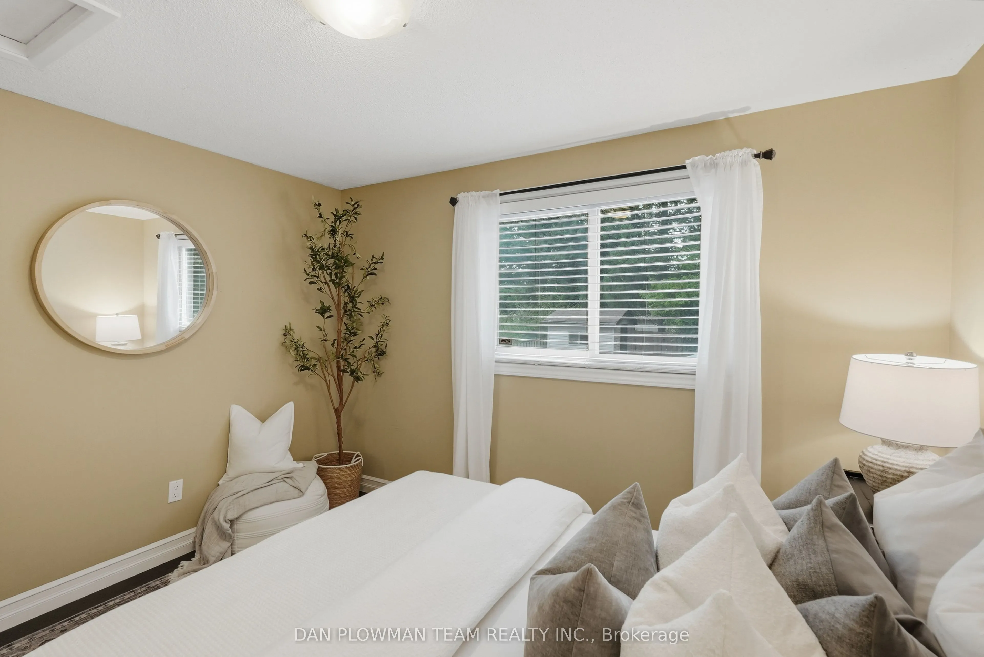 77 Hialeah Crescent