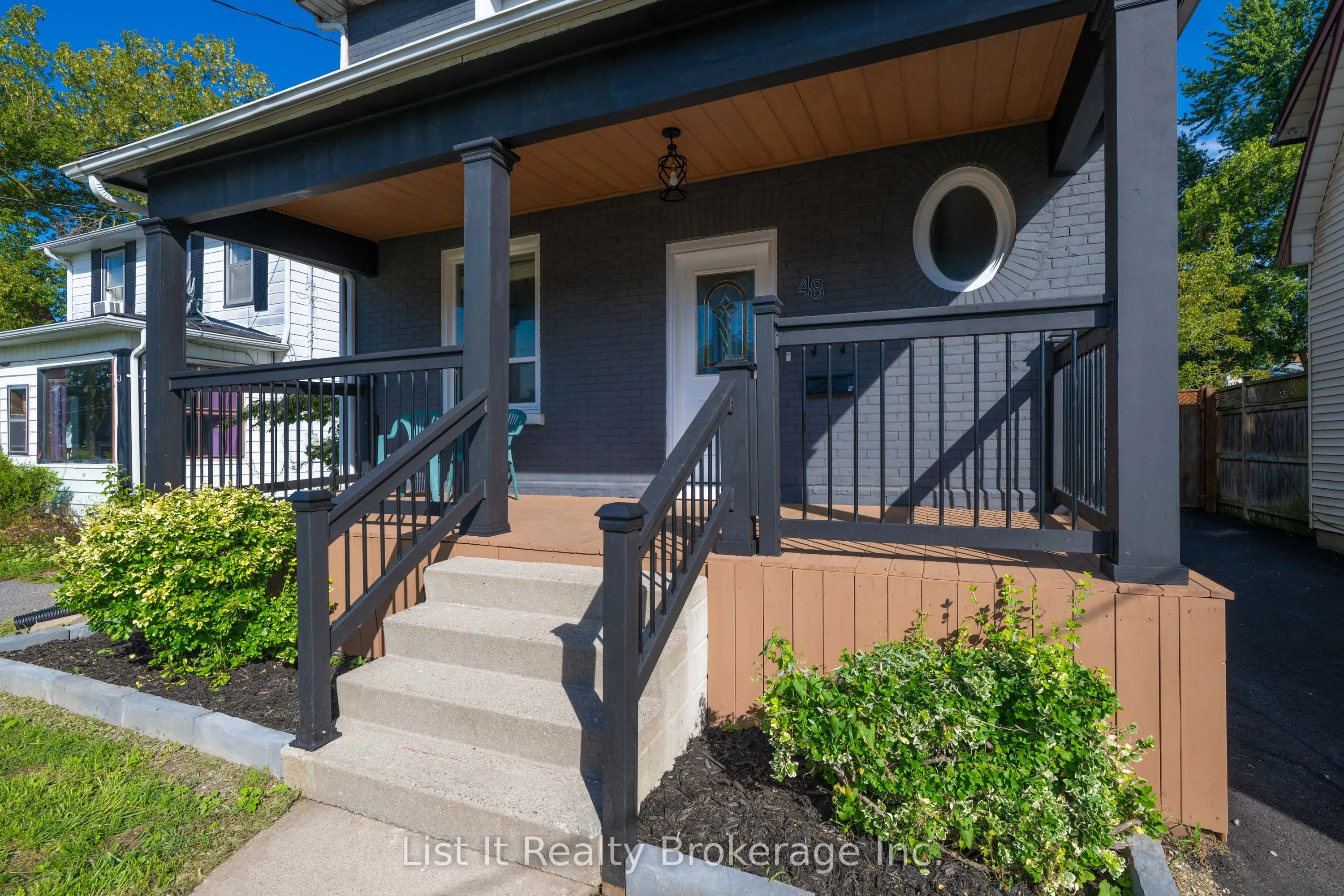 48 Brock Street E
