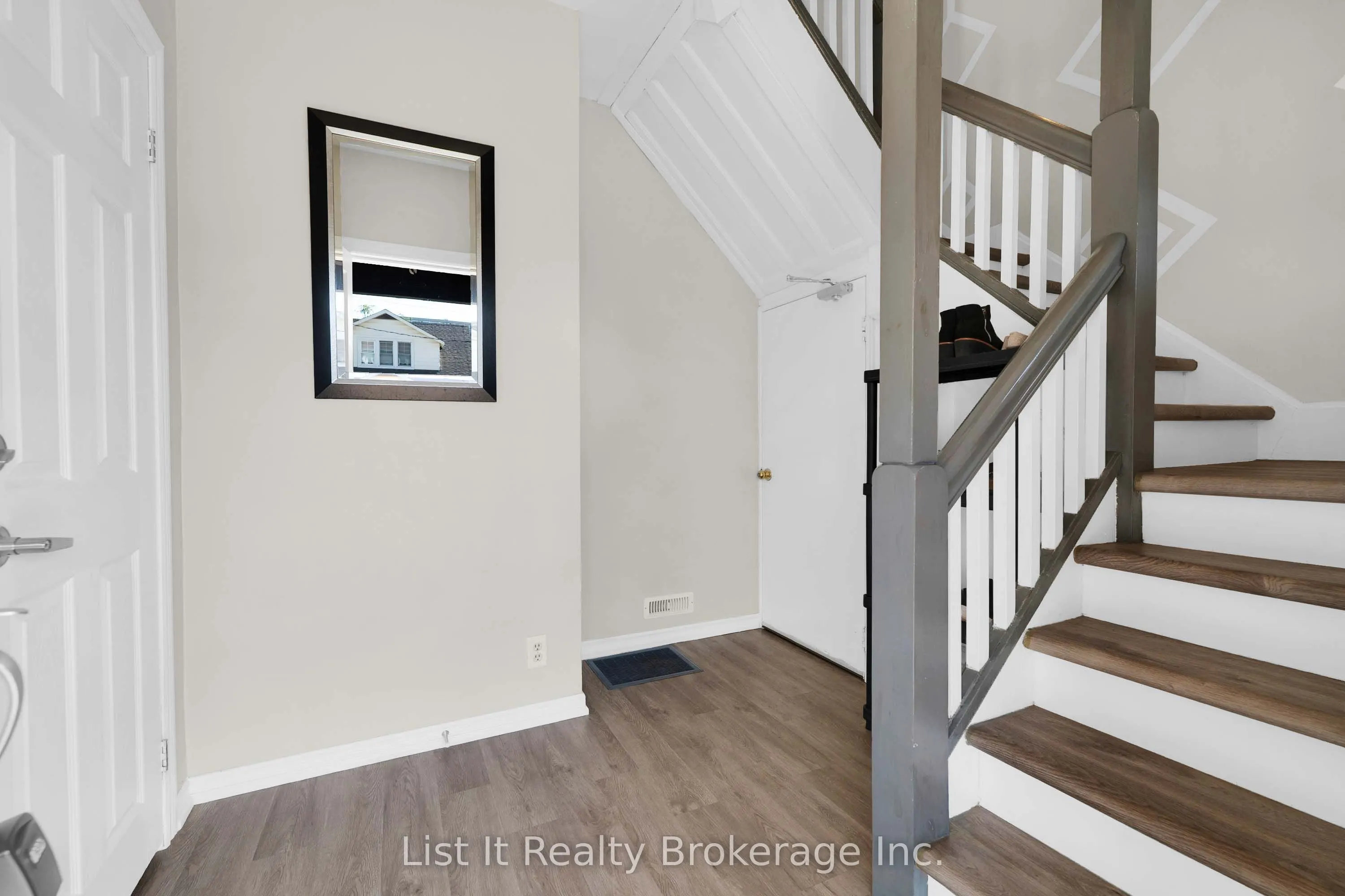 48 Brock Street E