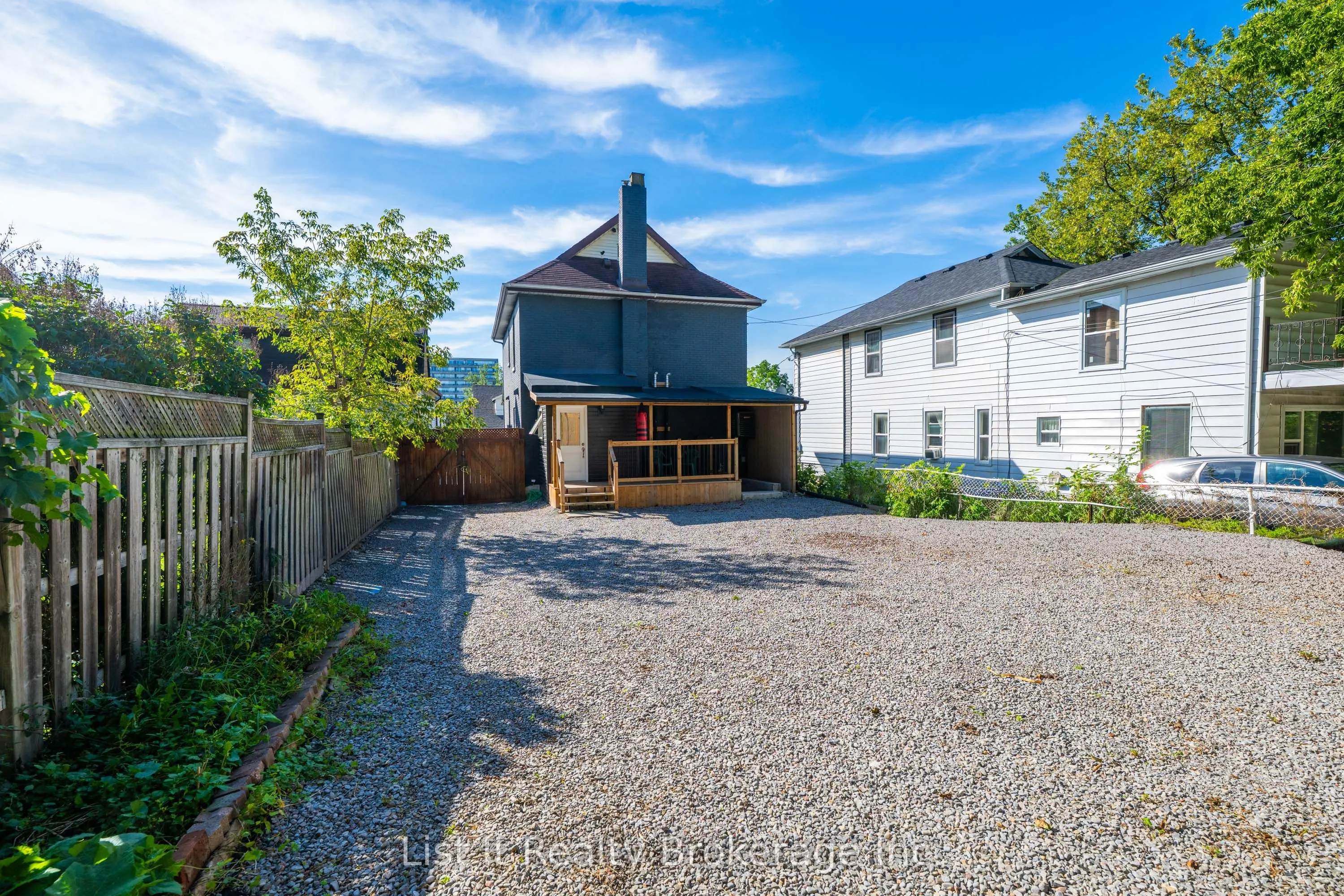 48 Brock Street E